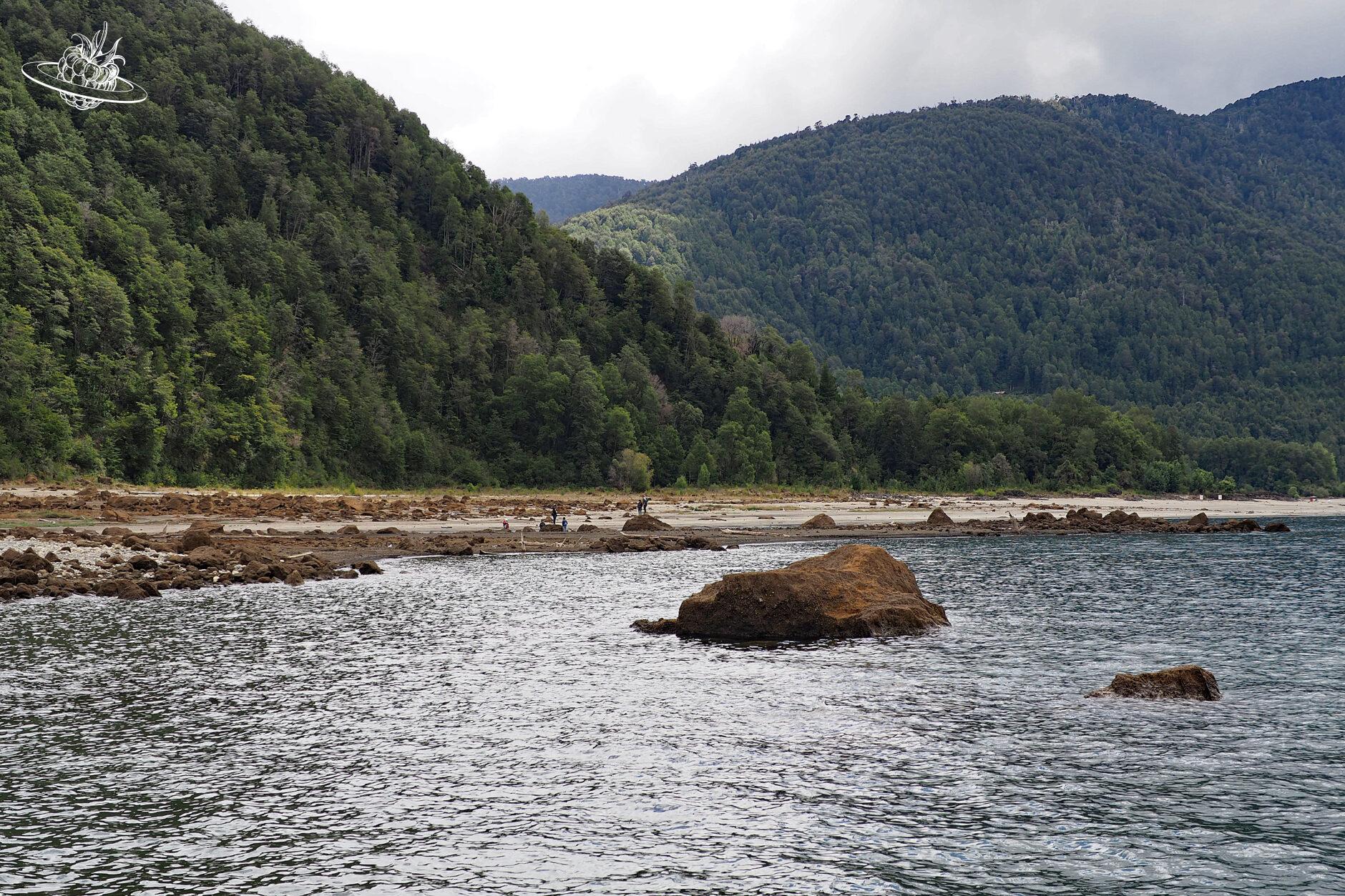 See mit Bergen im Hintergrund