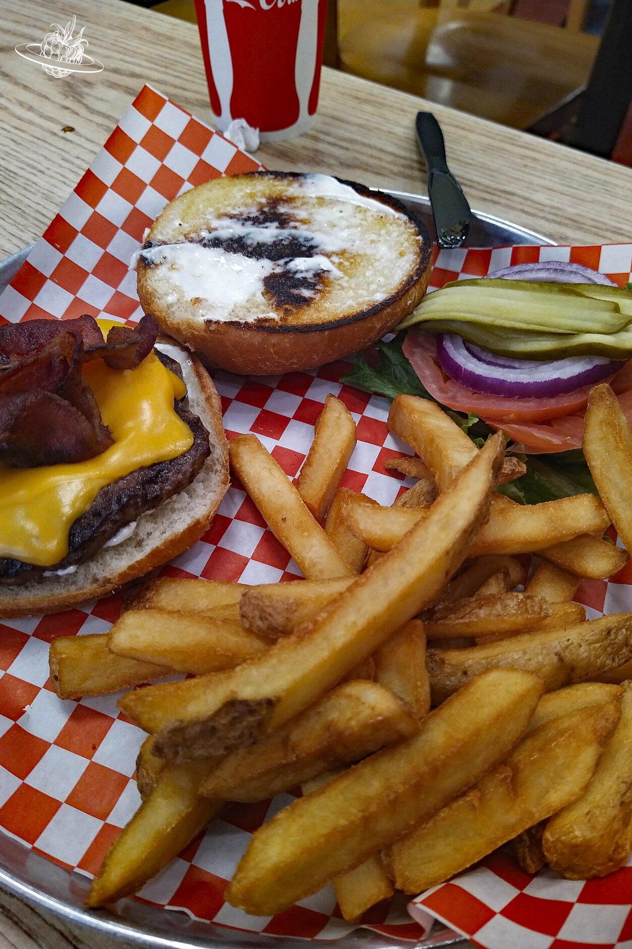 Hamburger mit Pommes