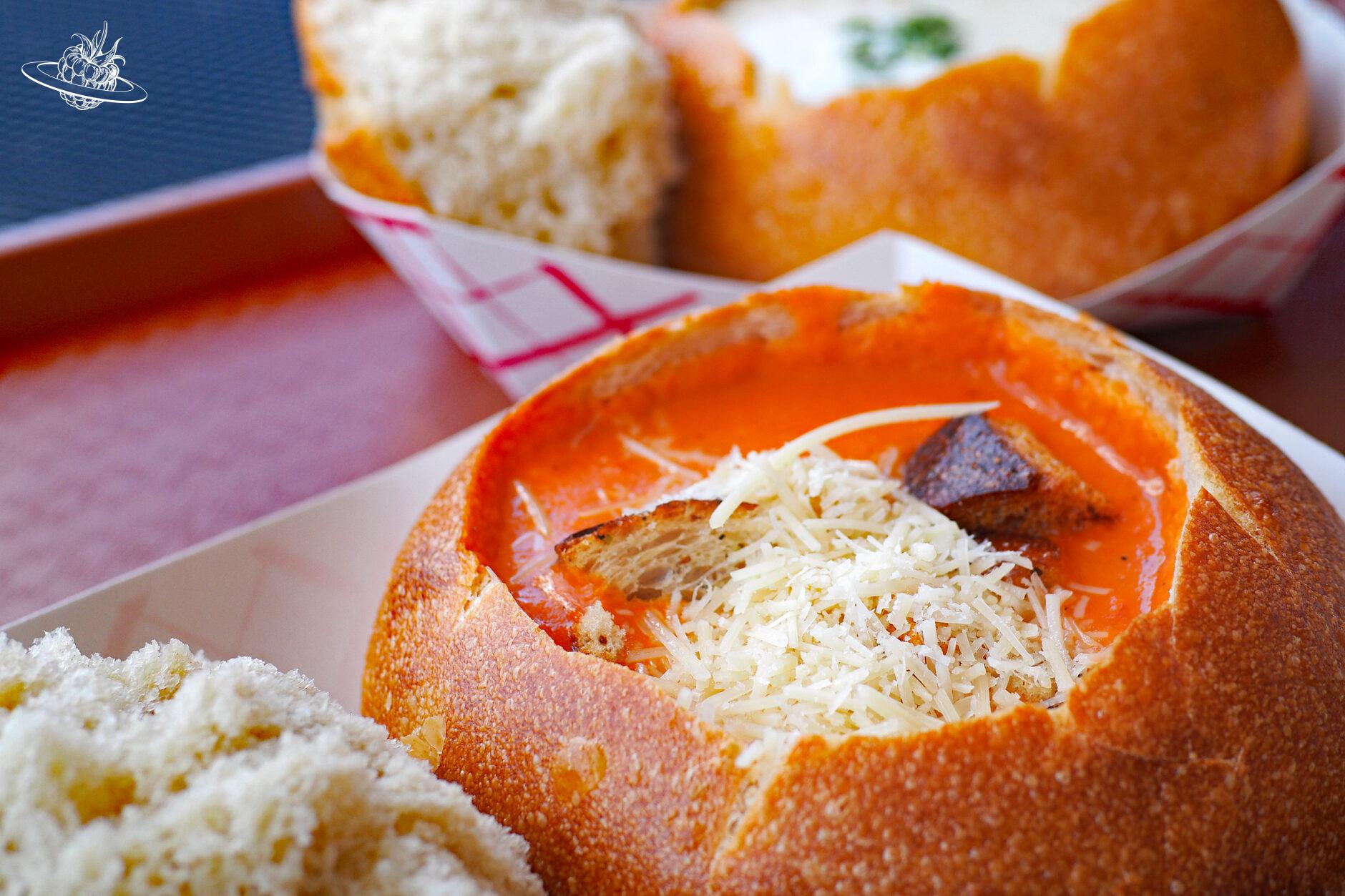 Tomatensuppe in einem Brot