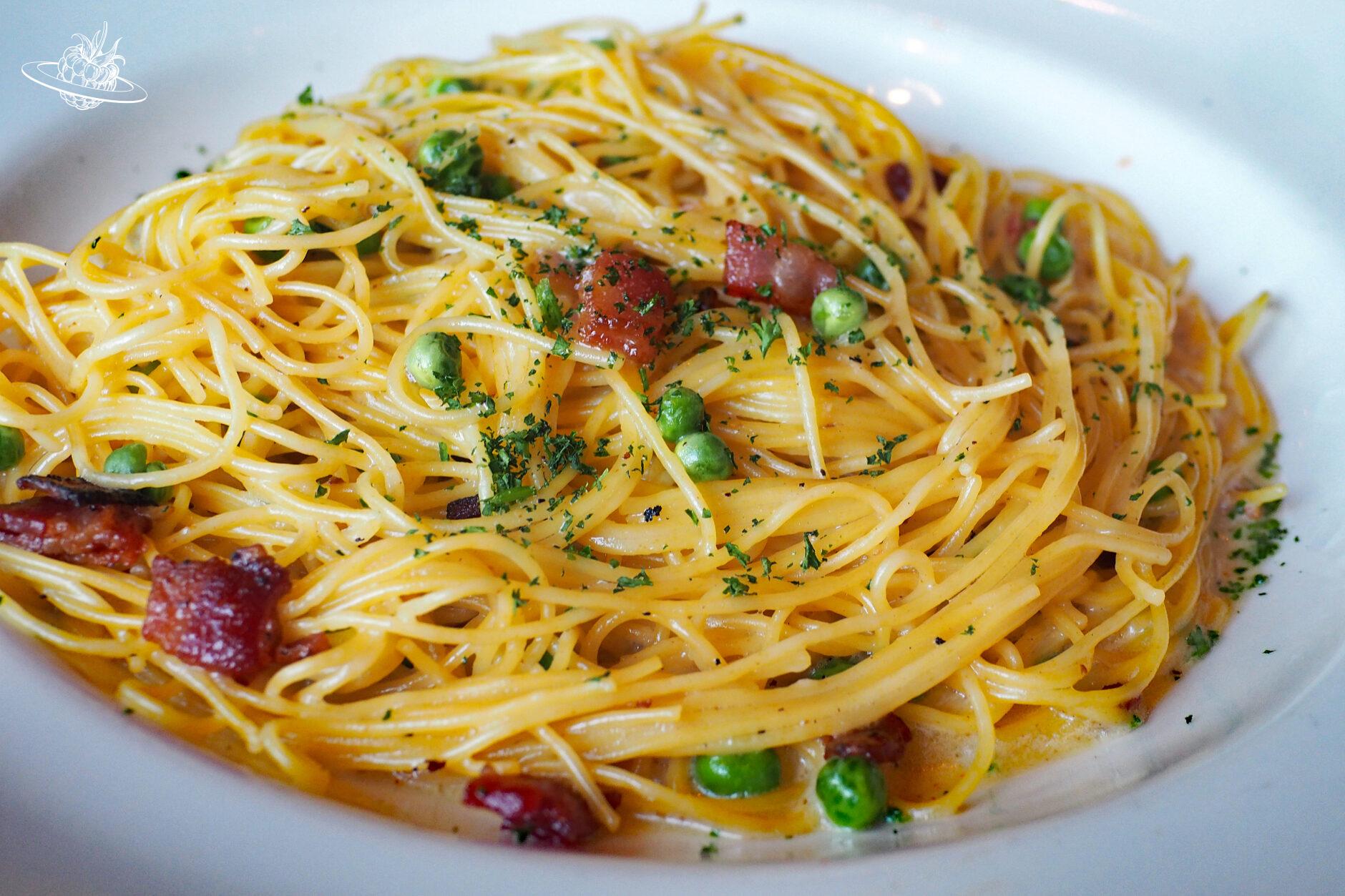 Ein Teller mit Spaghetti Carbonara