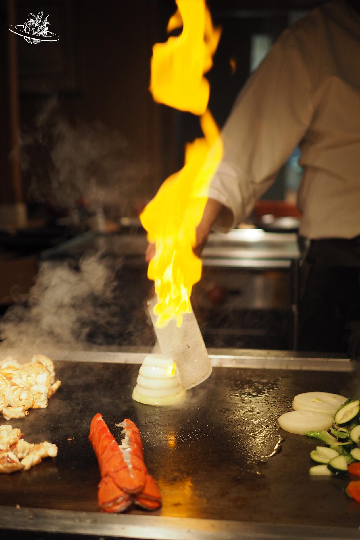 Koch flambiert Essen