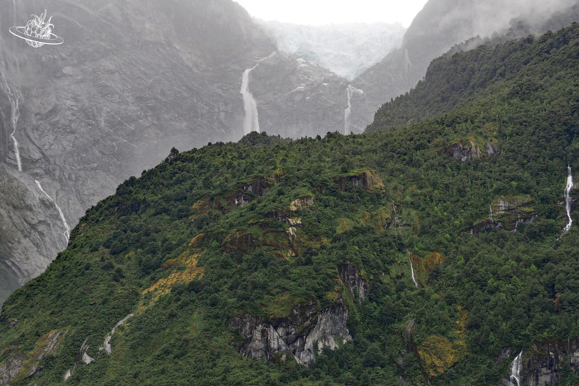 wasserfälle im nationalpark und im hintergrund ein gletscher