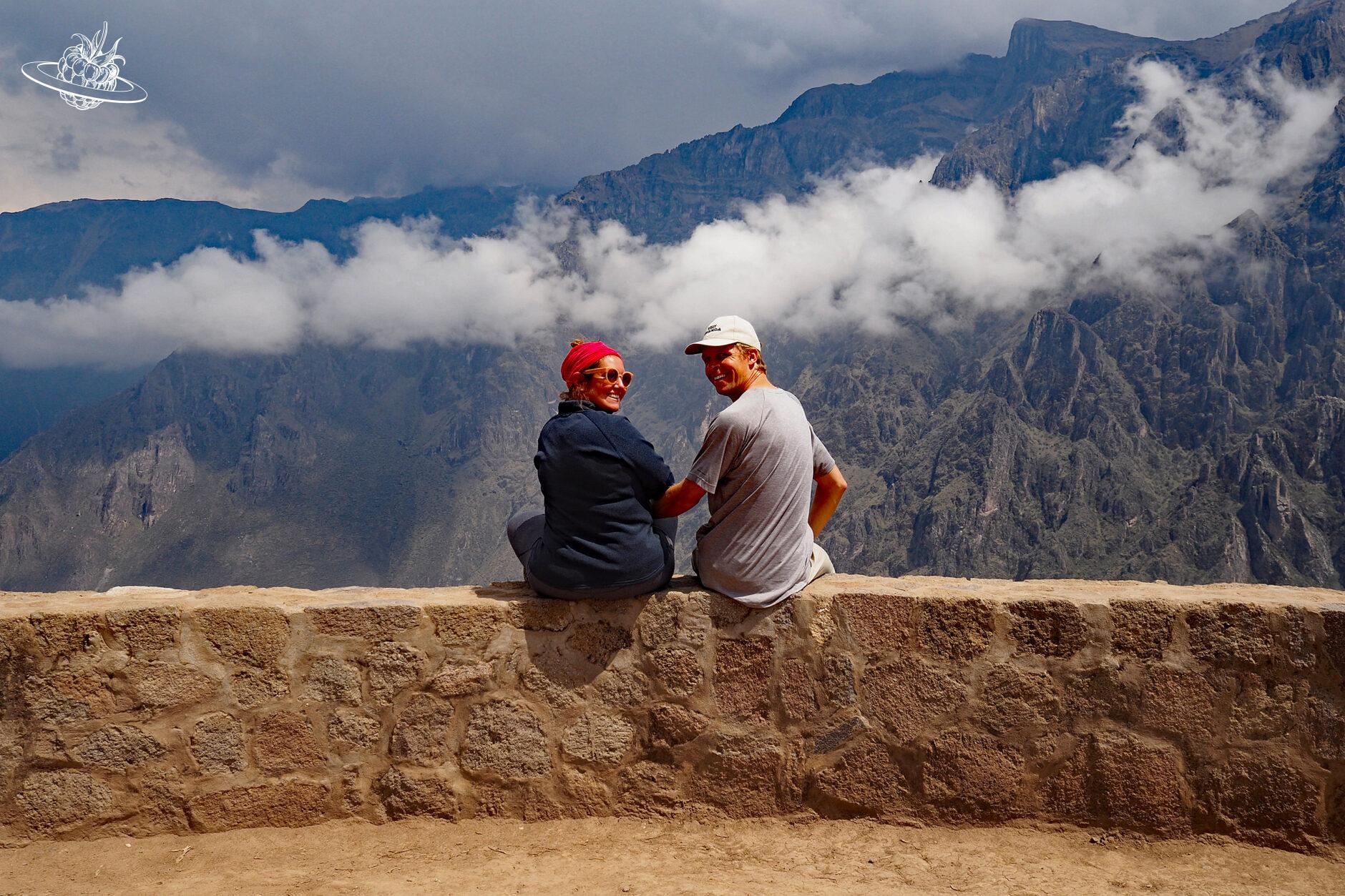 mann und frau sitzend auf mauer