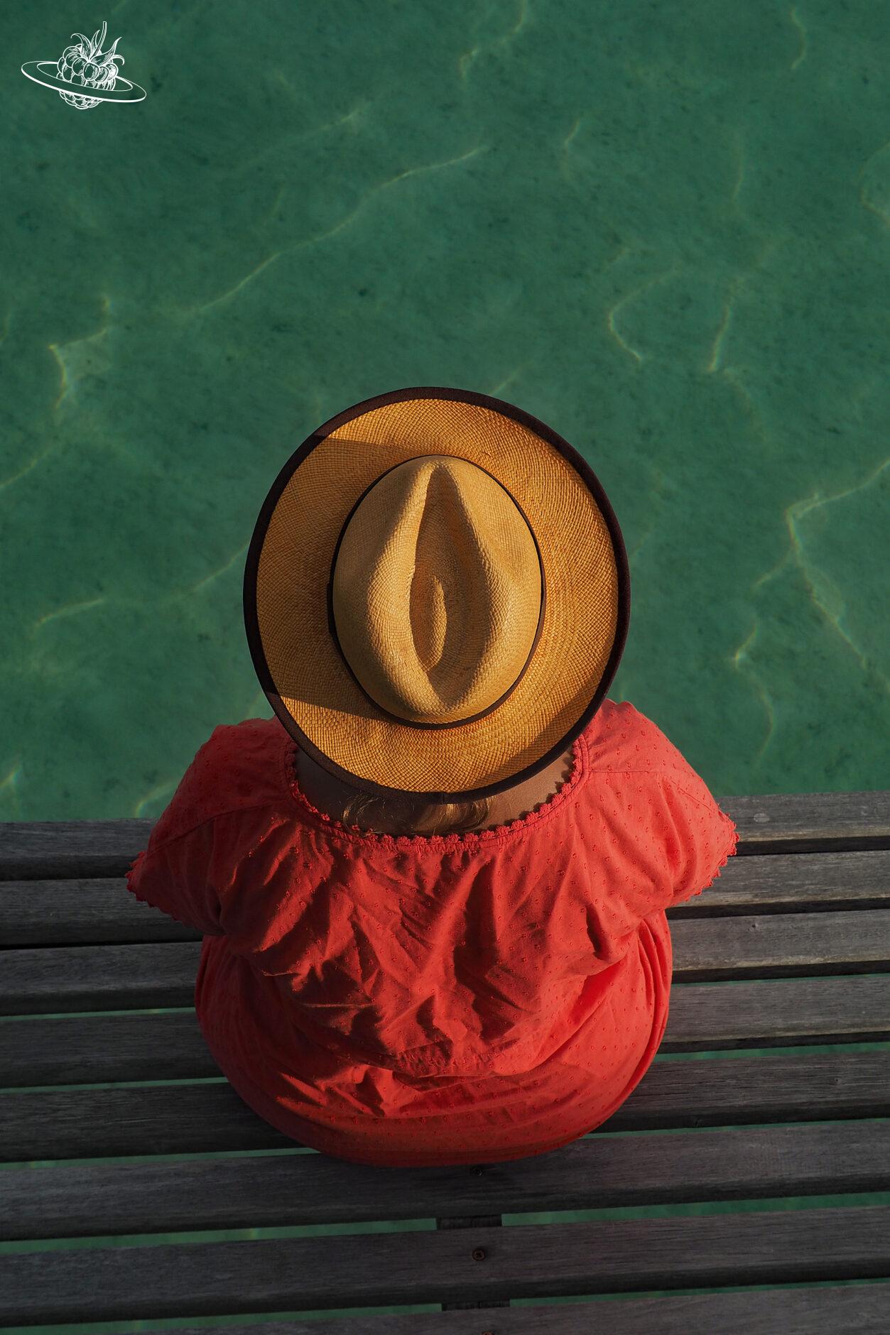 frau auf holzpanele und die füsse im meer