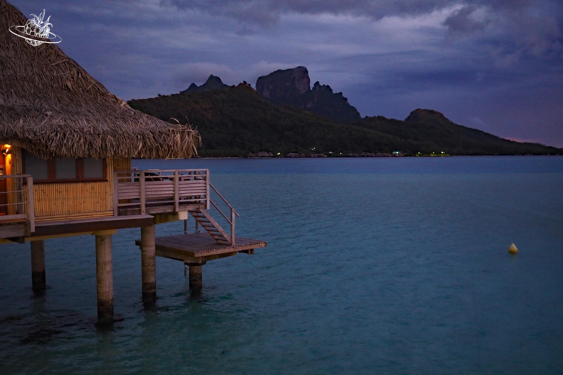 hotel mit berg im hintergrund