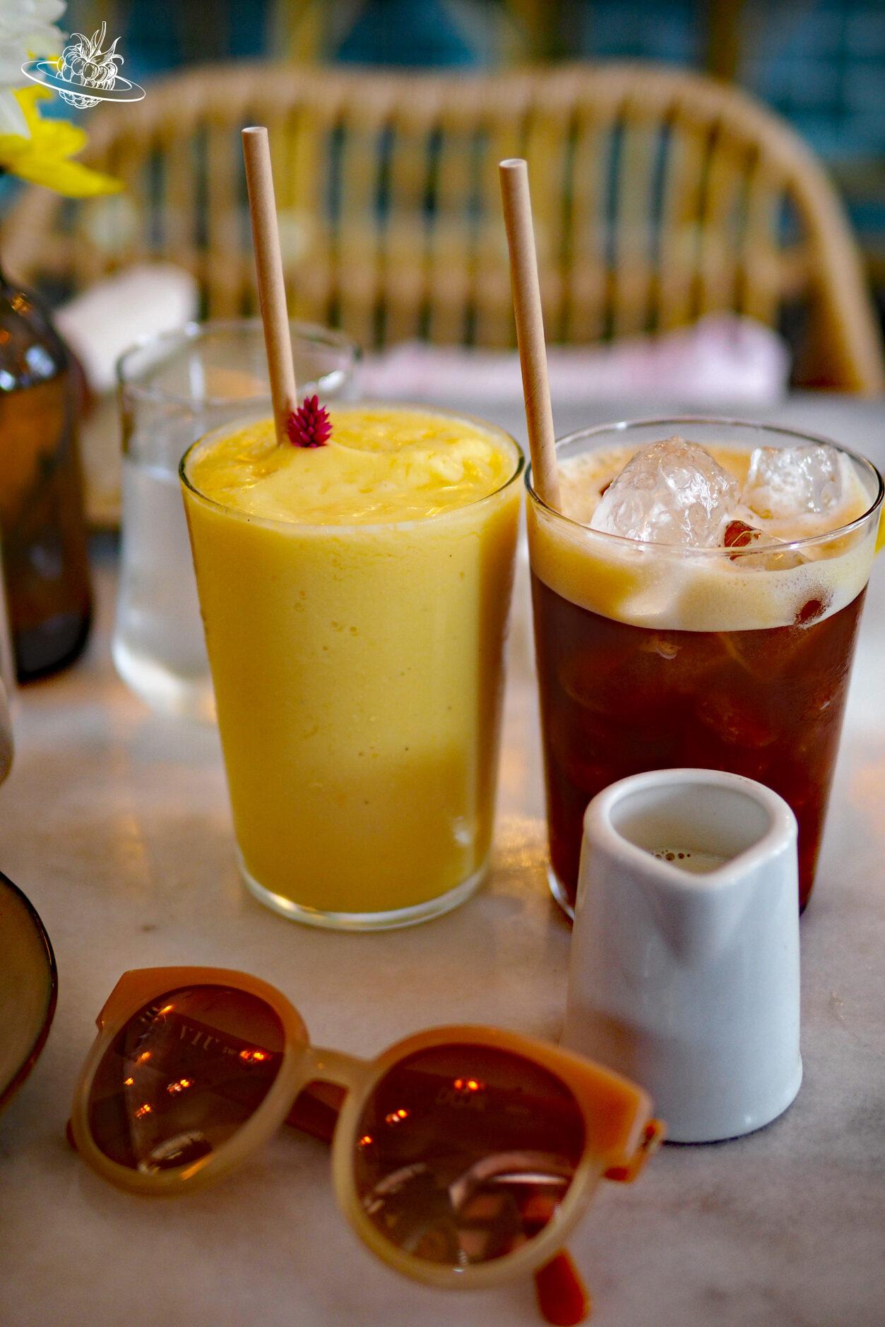 zwei smoothies auf dem tisch