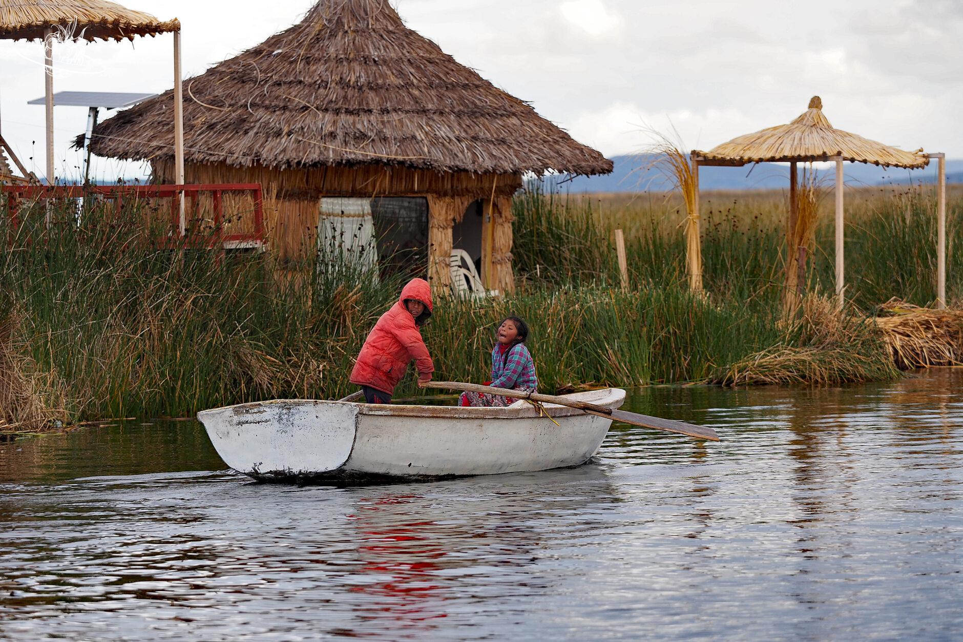 zwei kinder auf dem boot