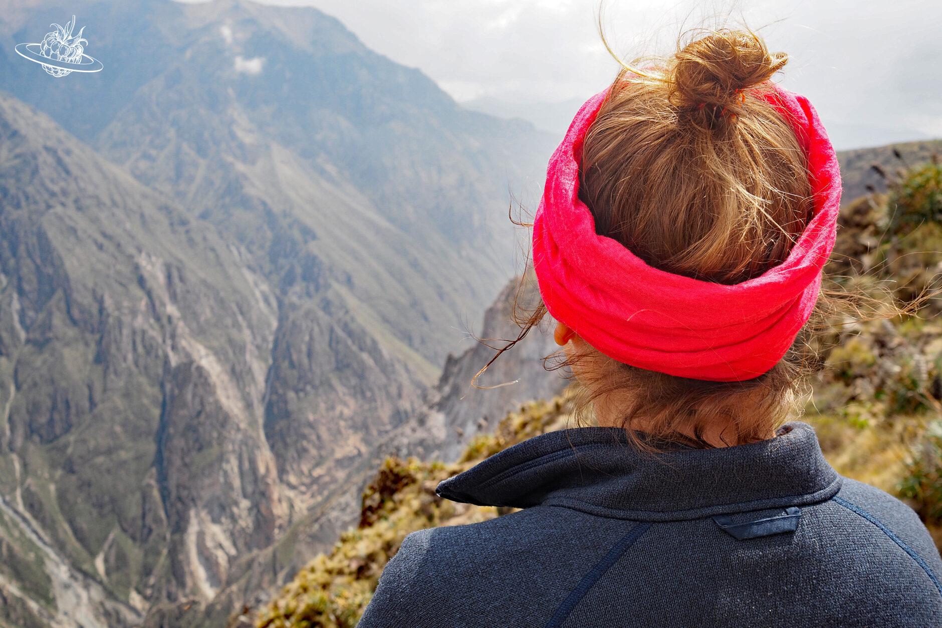 frau schaut auf colca tal