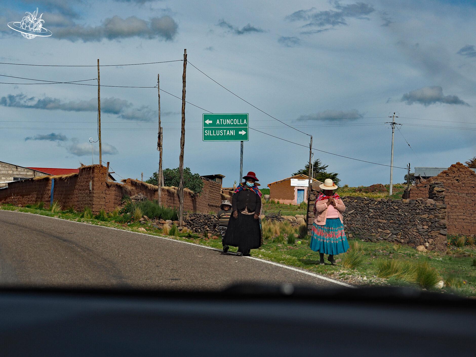 zwei frauen am spazieren
