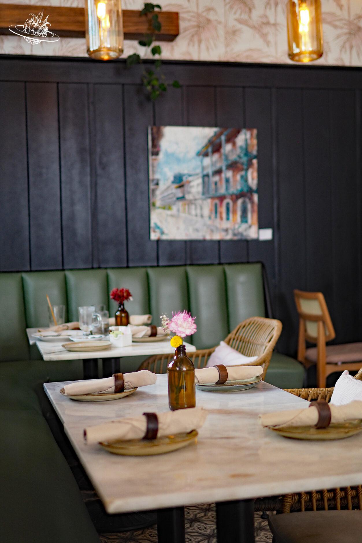 schön gedeckter tisch im restaurant
