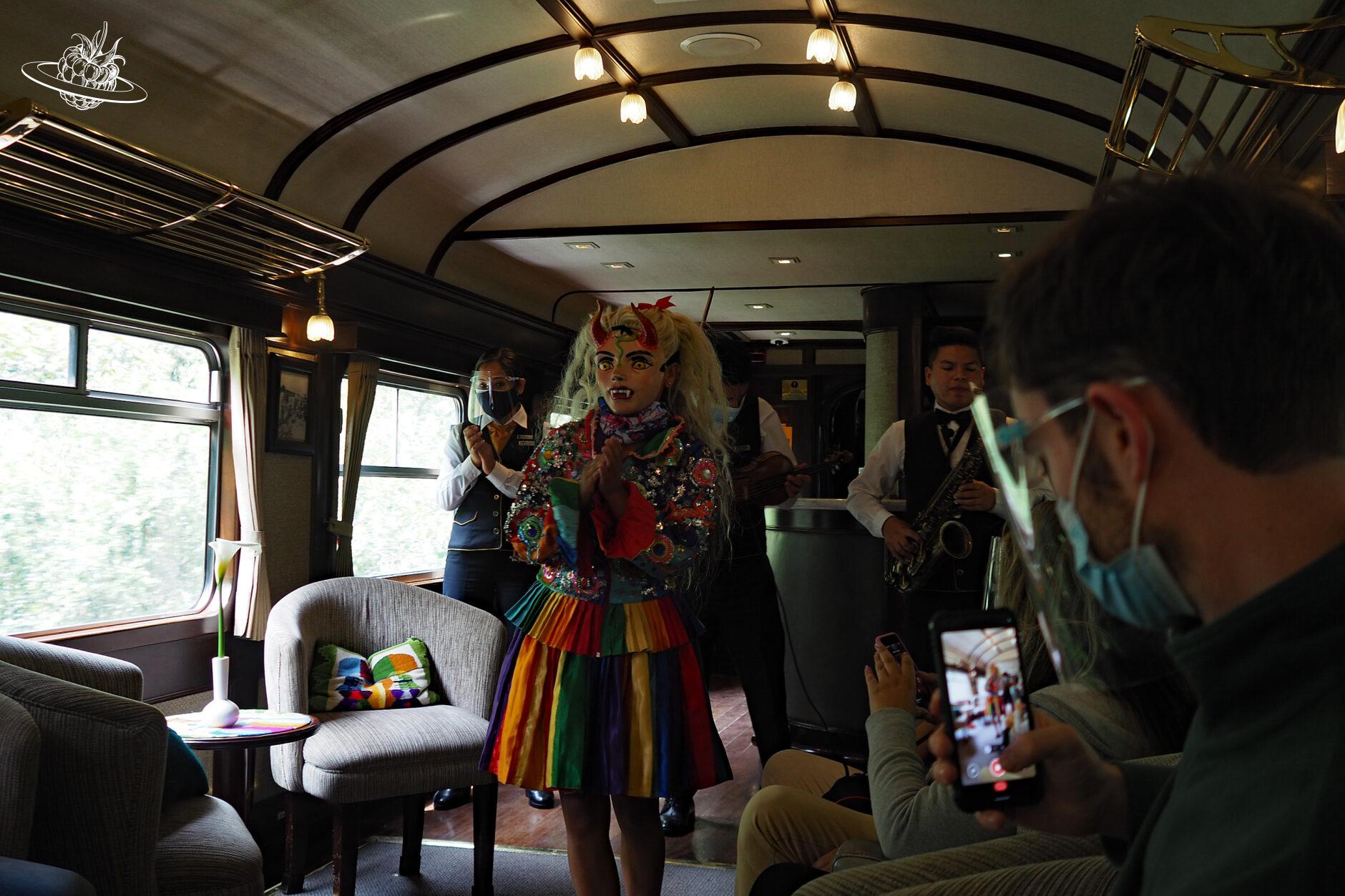 tanzendes personal im zug