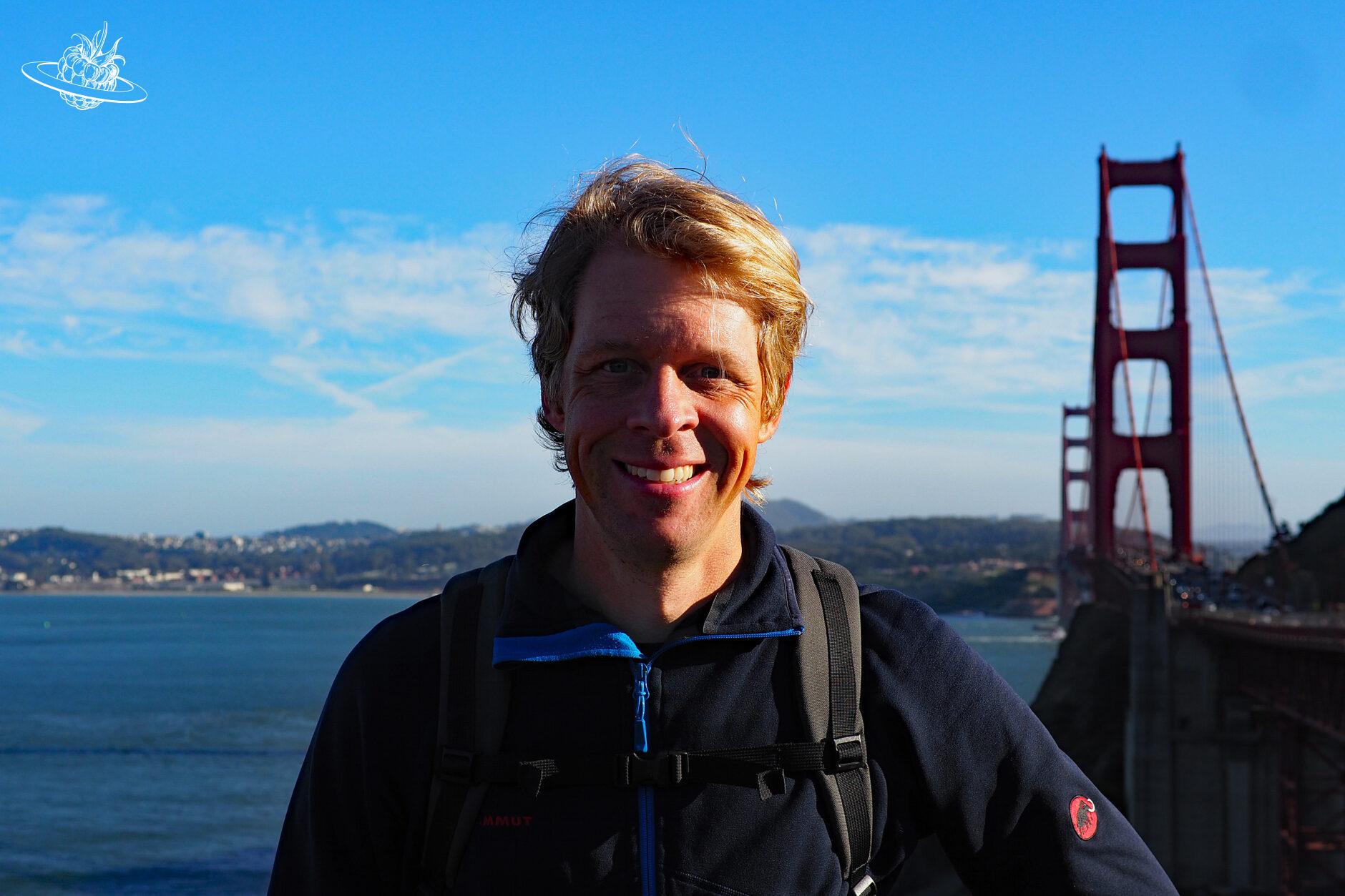 mann vor der brücke san francisco