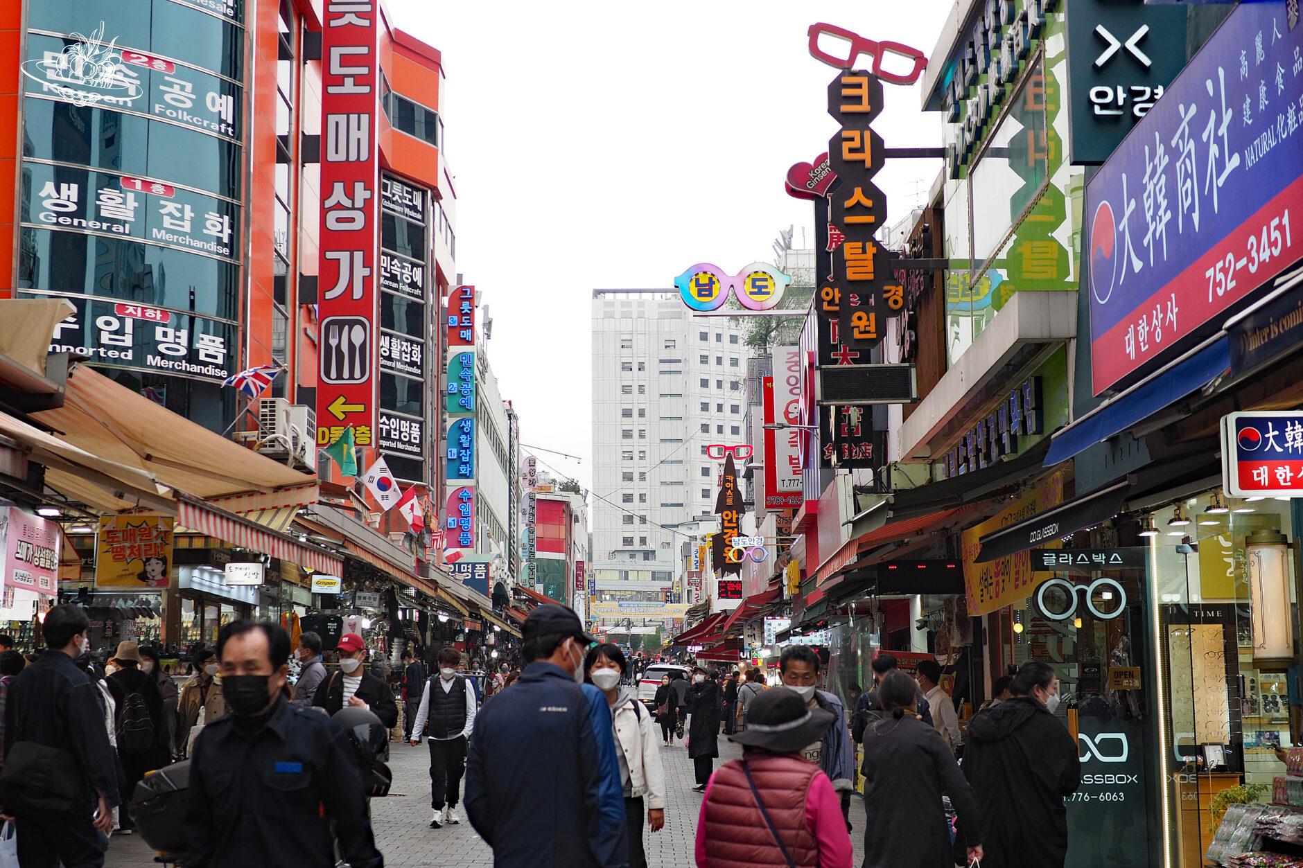 grossstadt mit menschen