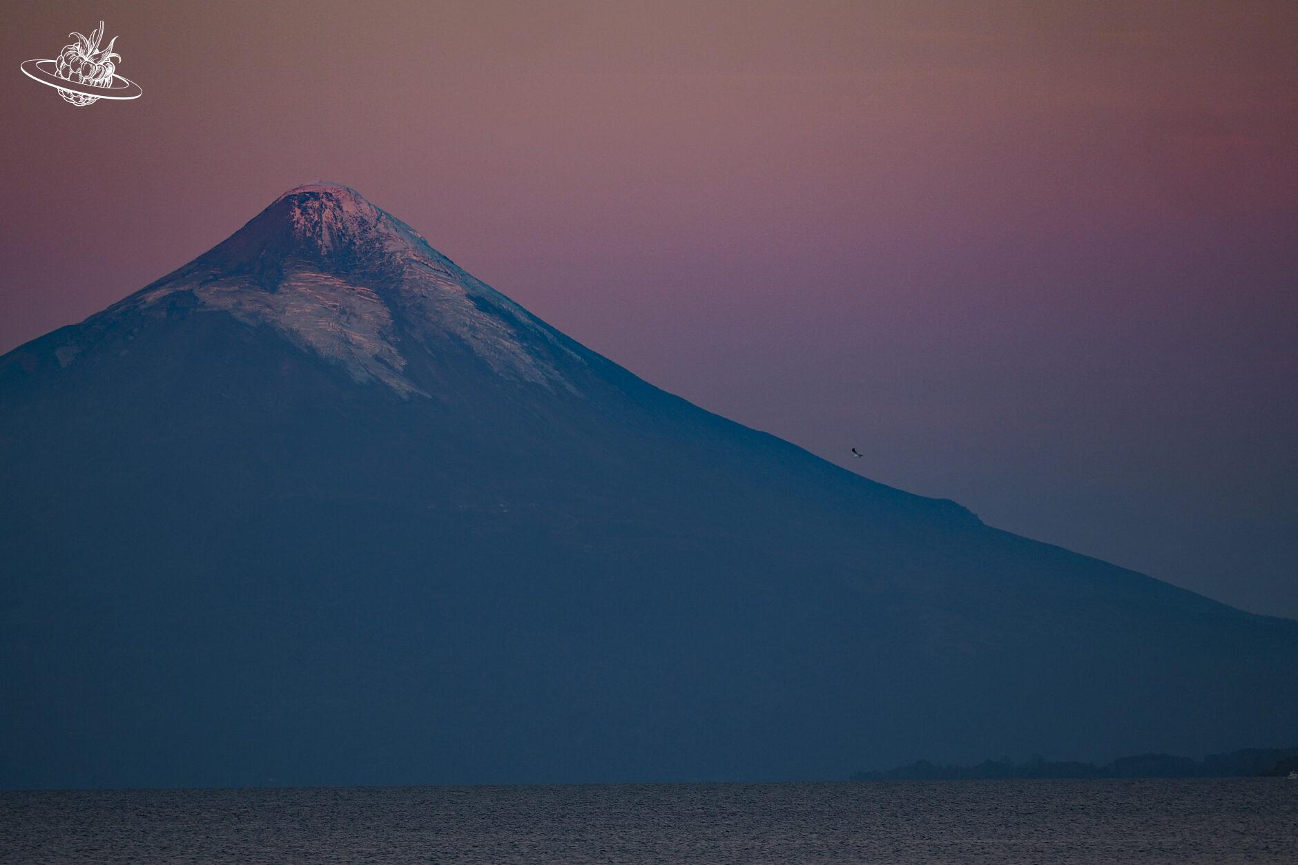 vulkan im sonnenuntergang