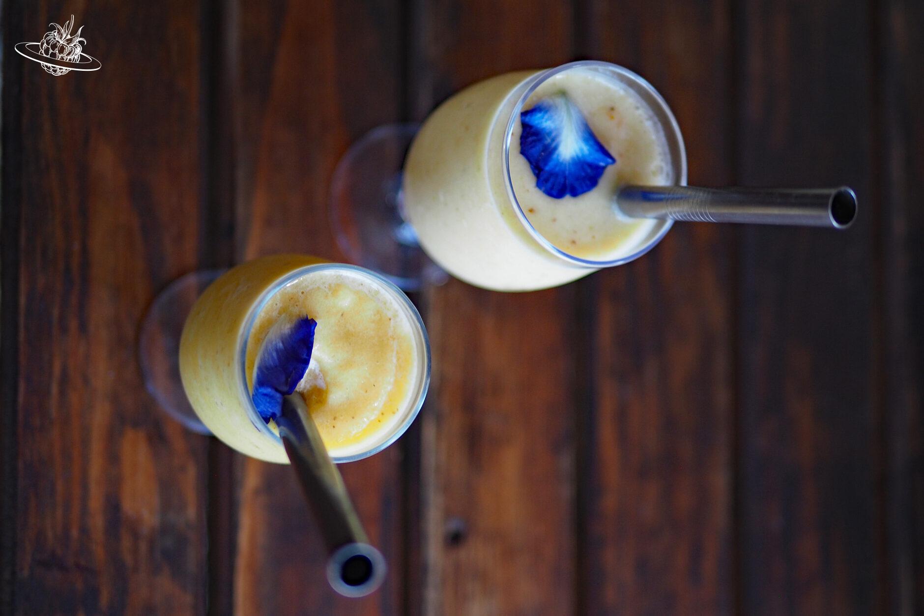 zwei gläser mit shake auf dem tisch