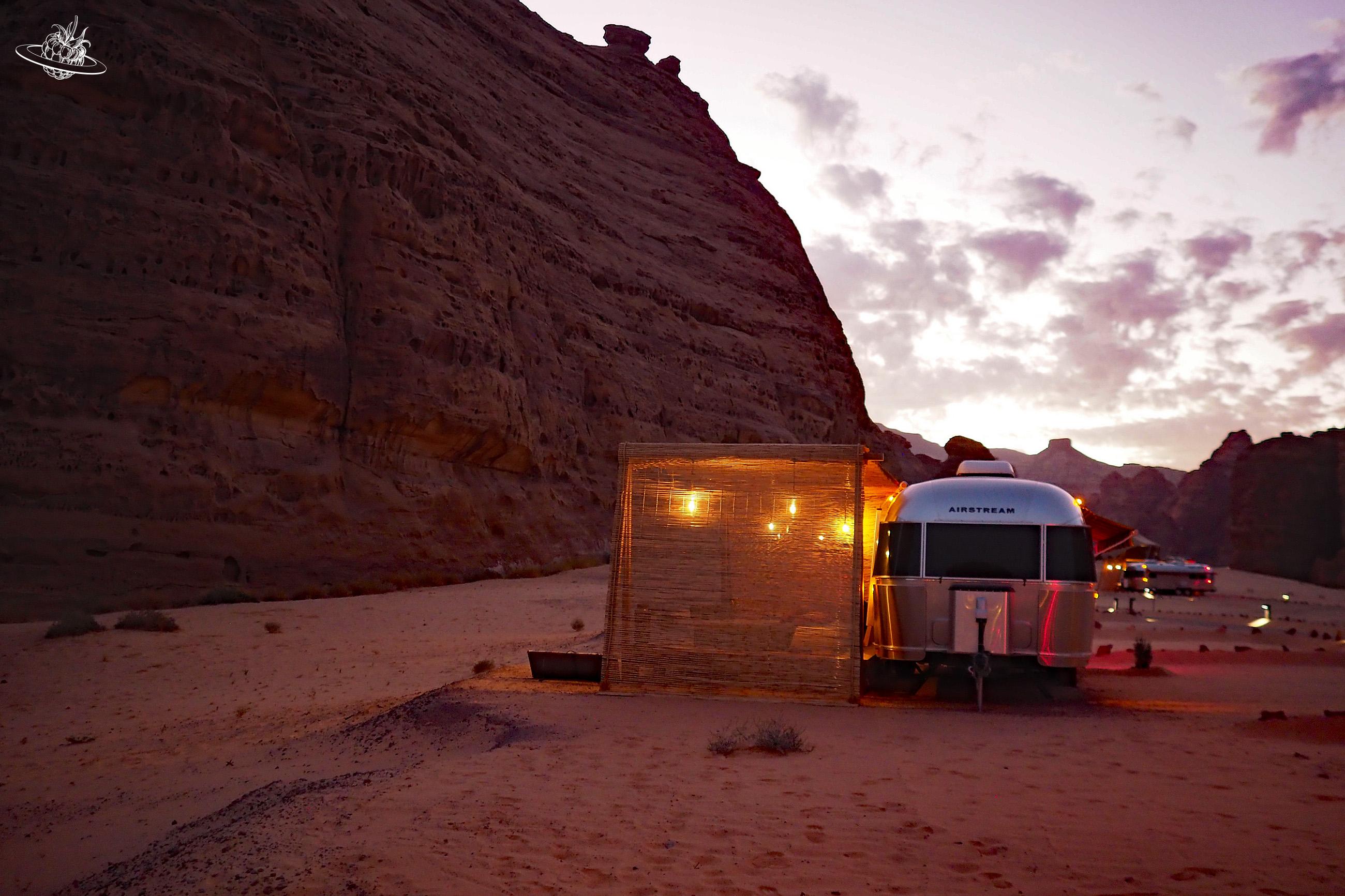 Wohnwagen mit Vorzelt in der Abendstimmung