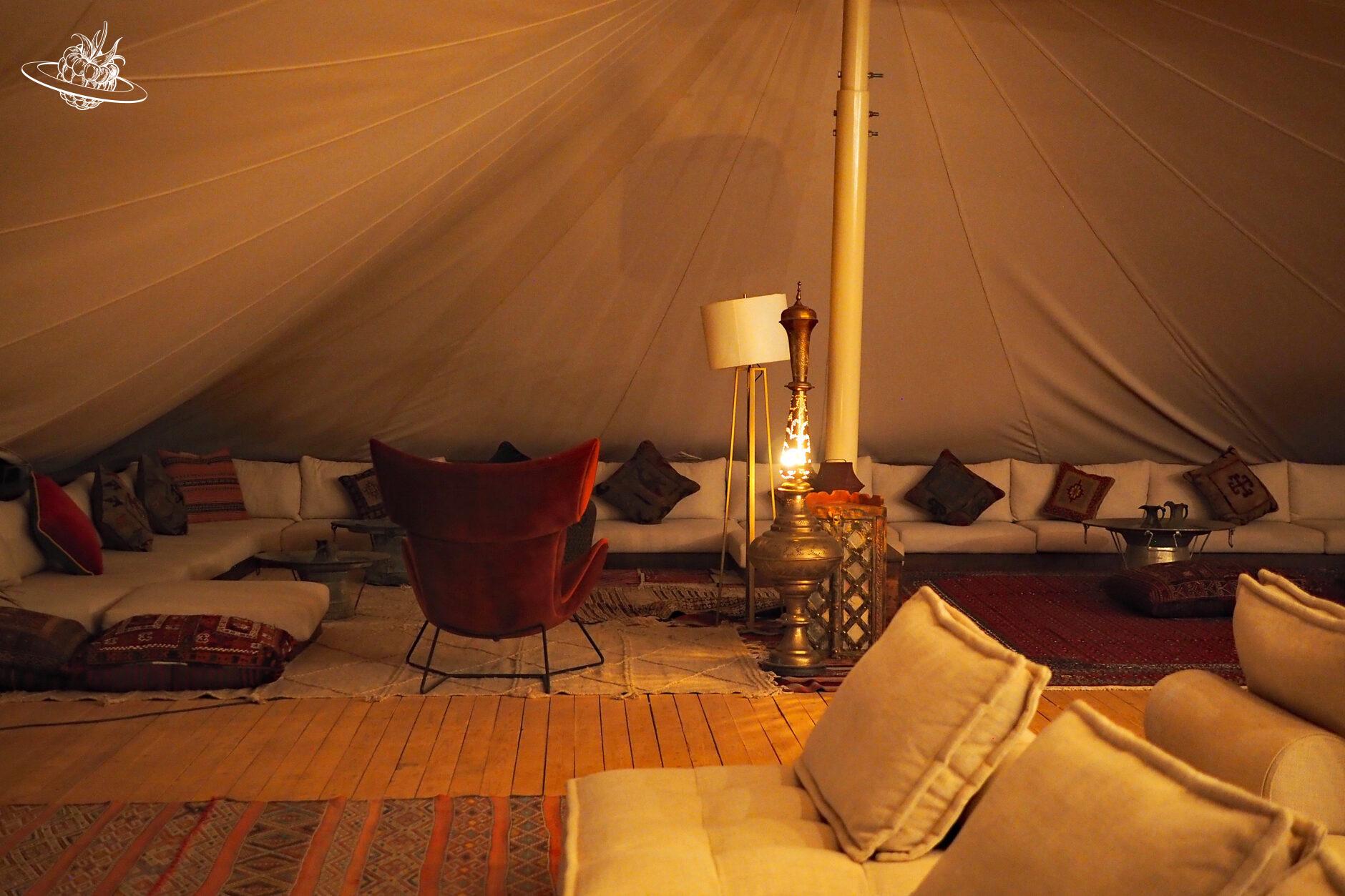 Schön dekorativer Aufenthaltsraum in einem Zelt