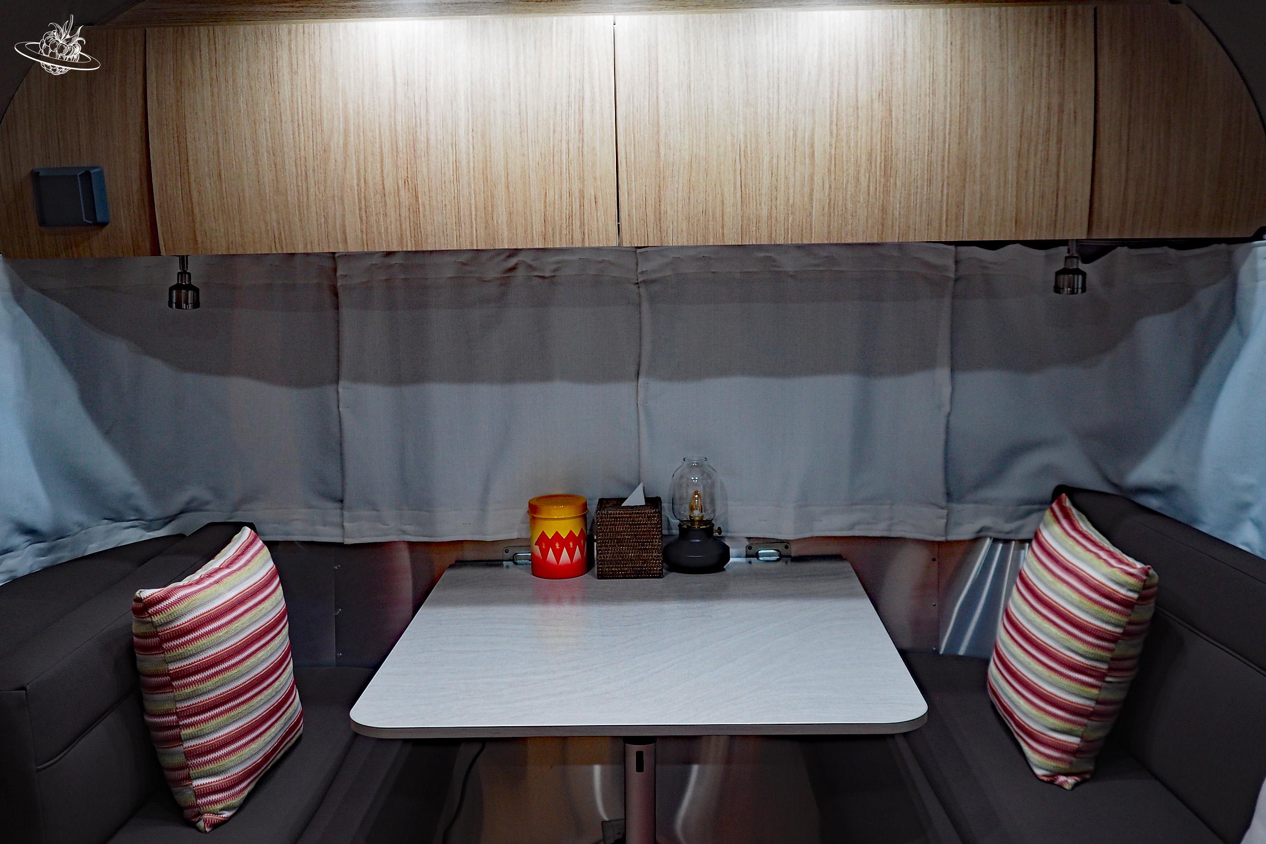 Sitzgelegenheit im Wohnwagen in der Wüste