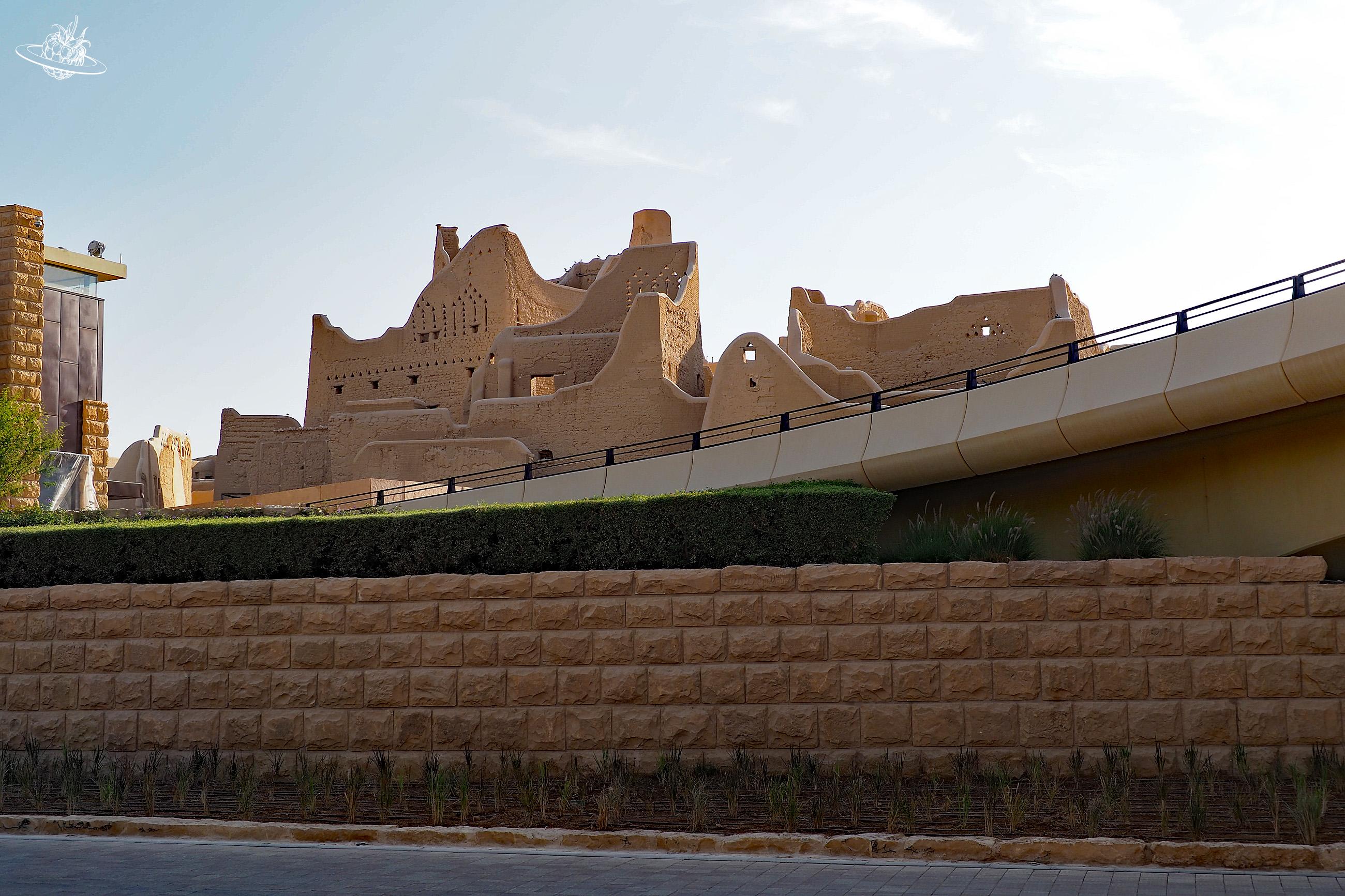 Lehmbauten neben der Autostrasse