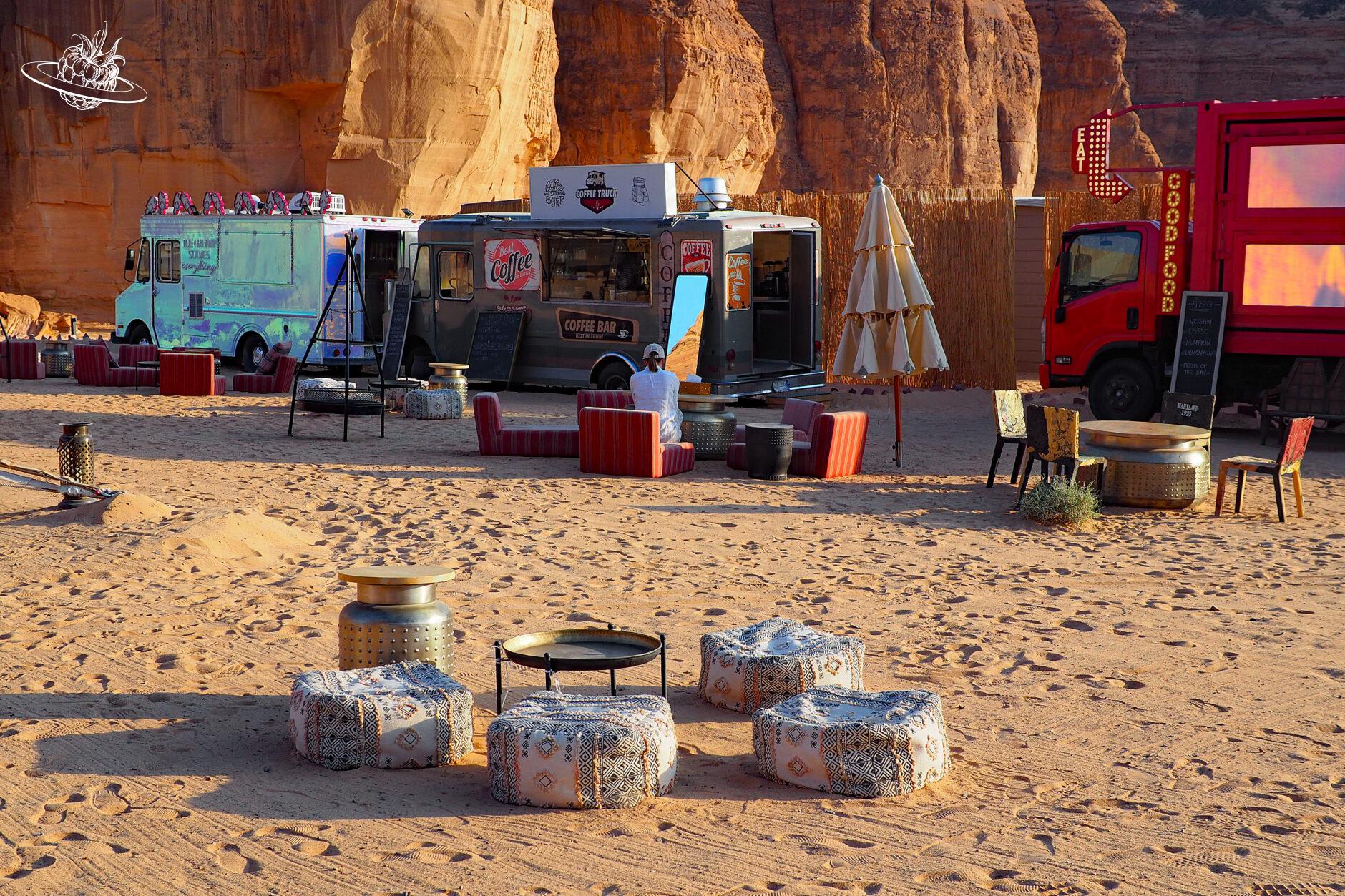 Foodtrucks in der Wüste mit verschiedenen Sitzmöglichkeiten