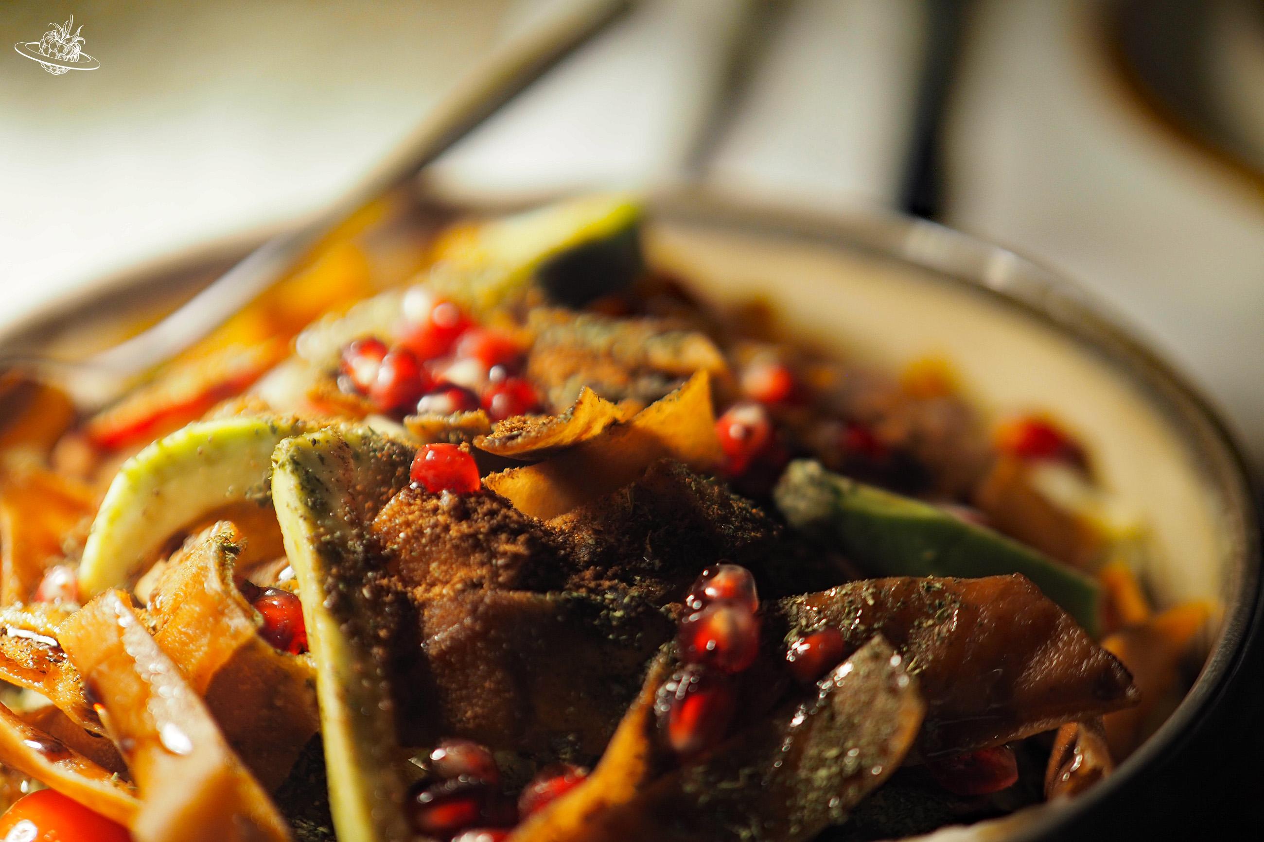 Salat mit Avocado, Granatapfel, Tortillas und viel Gemüse