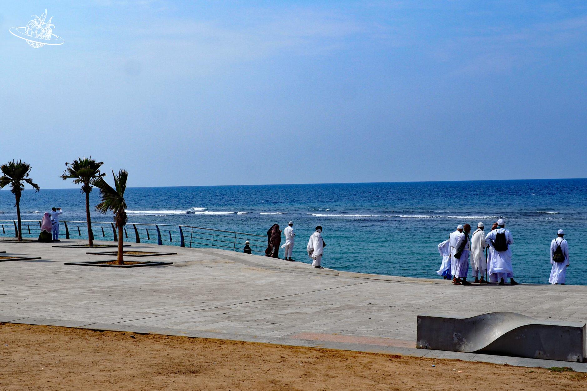 Einheimische von Saudi Arabien stehen am Strand