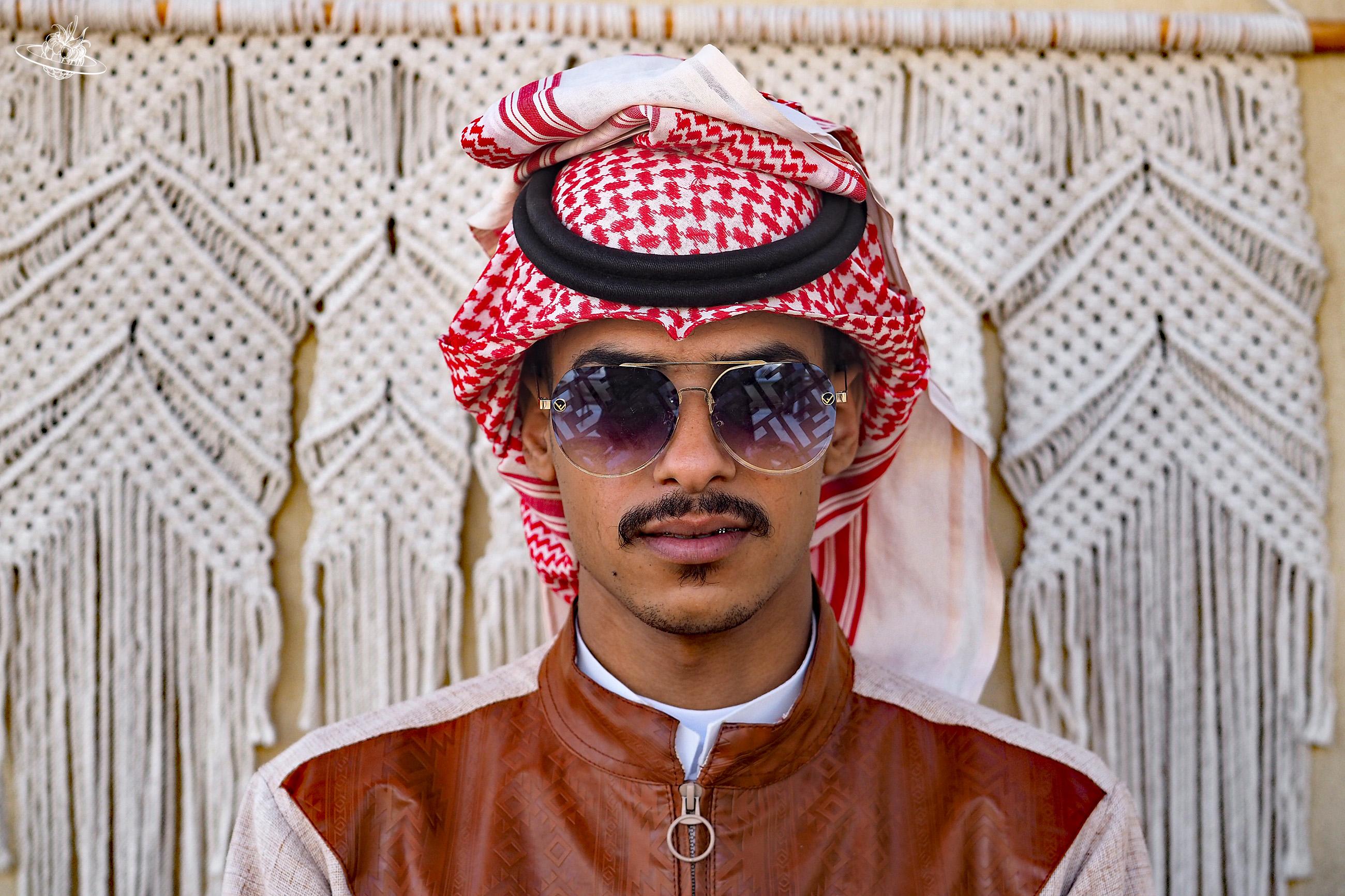 Saudischer Einheimischer in modernem Look