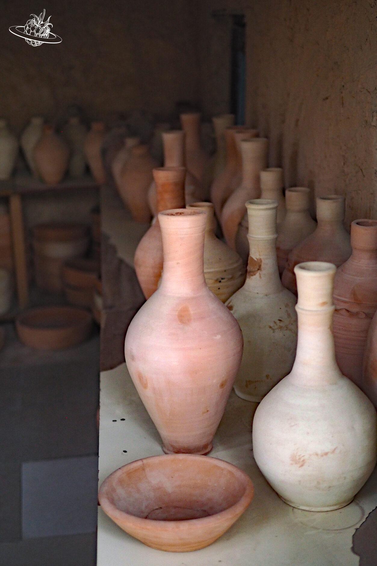 Vasen und Kruege auf einem Tisch