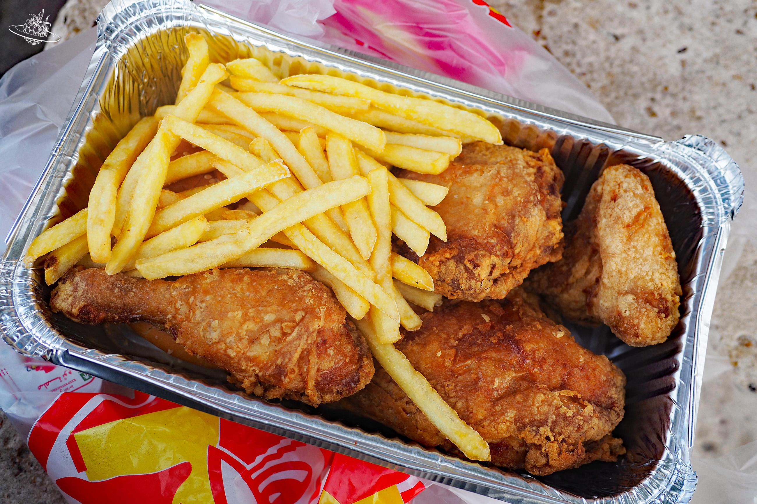 Poulet und Pommes in einer Alubox