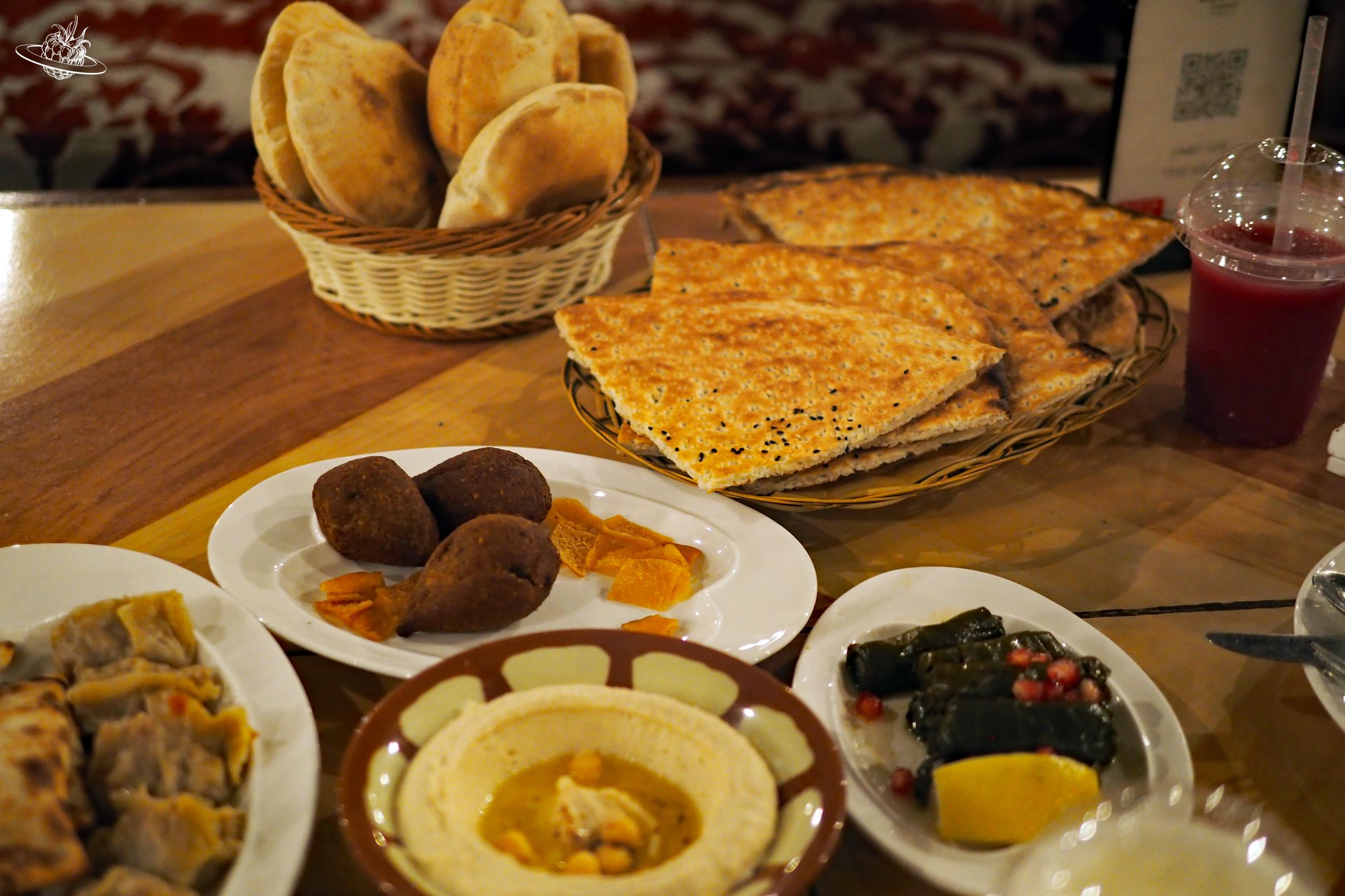Arabisches Essen und Getränk auf dem Tisch