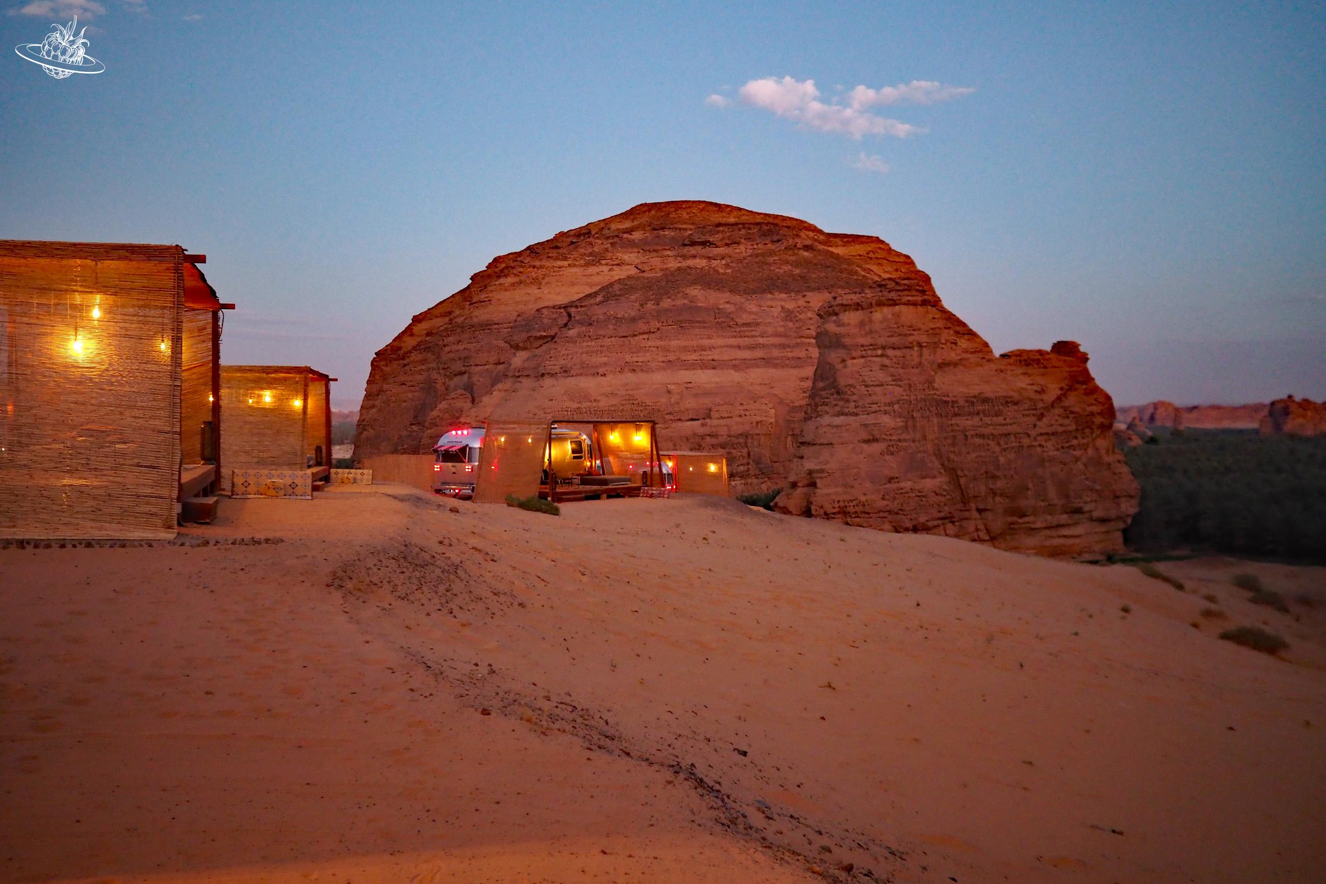 Wohnwagen mit Outdoor-Bereich in Steinwüste