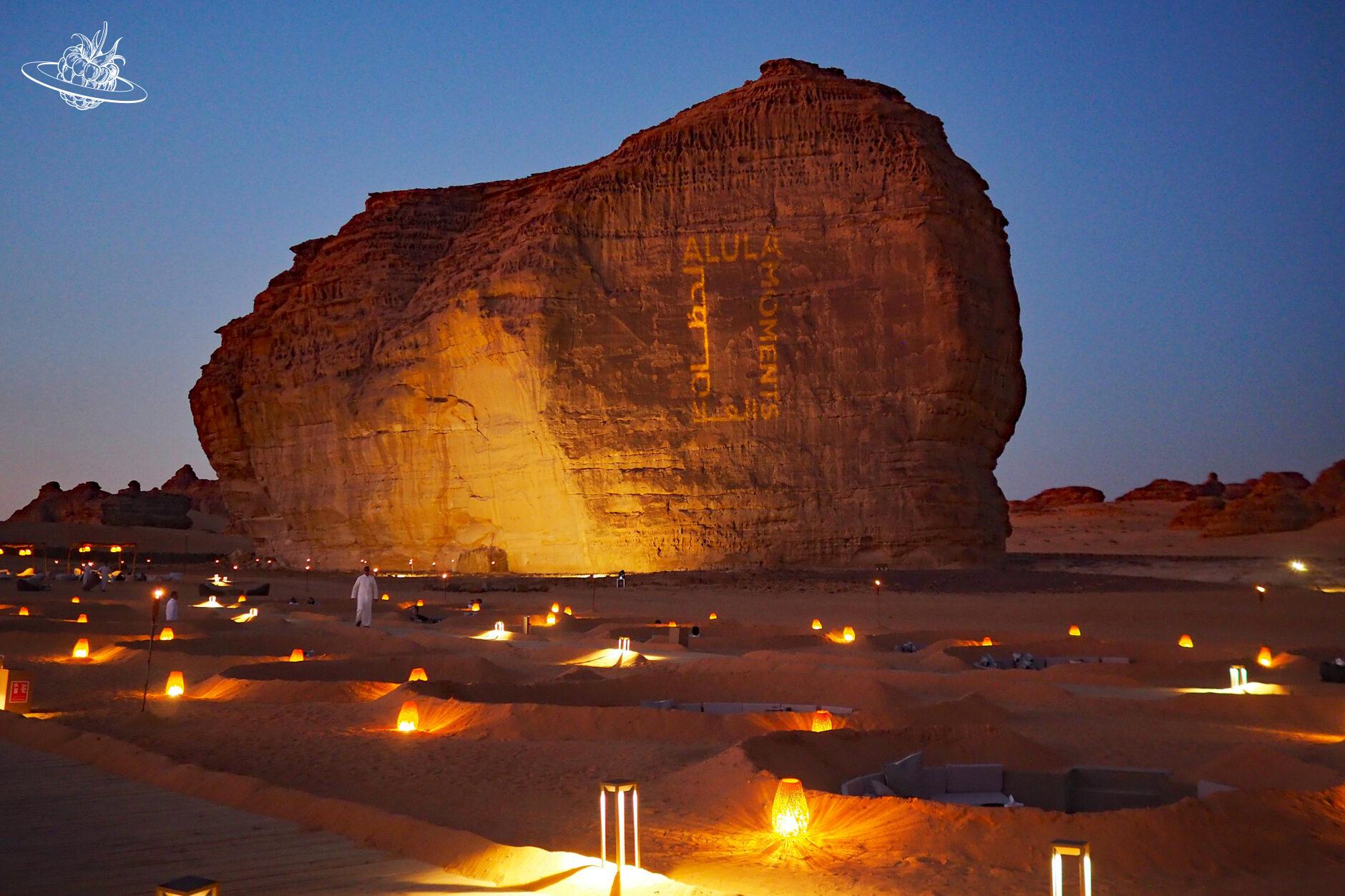 Beleuchteter Felsen in einer Lounge Umgebung