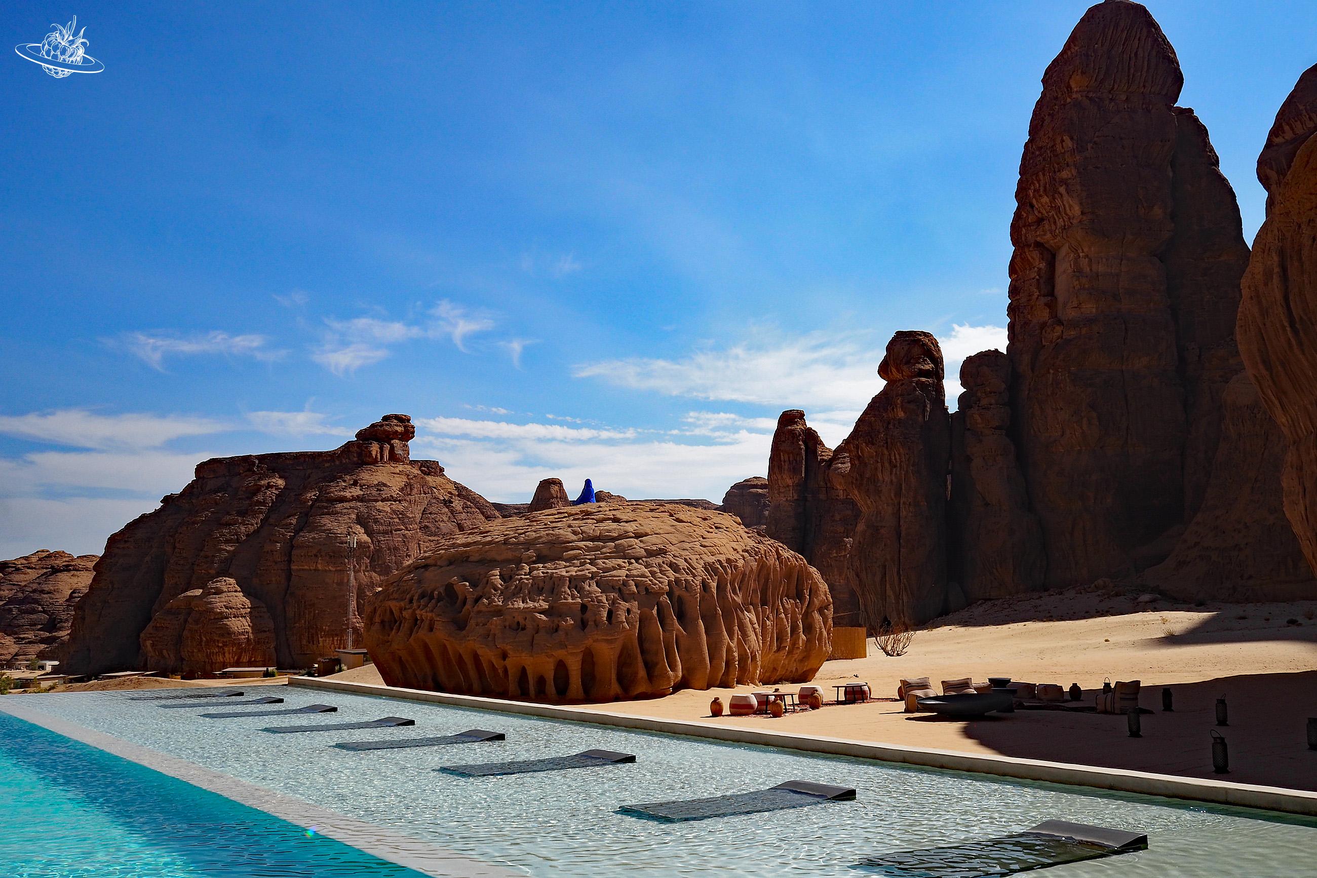 Pool im Vordergrund und im Hintergrund Felsenlandschaft in Wüste