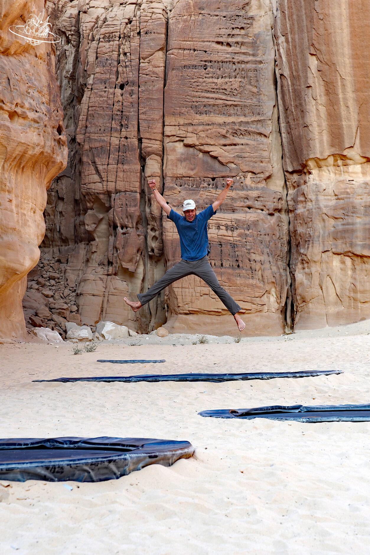 Mann mit Grimasse auf Trampolin