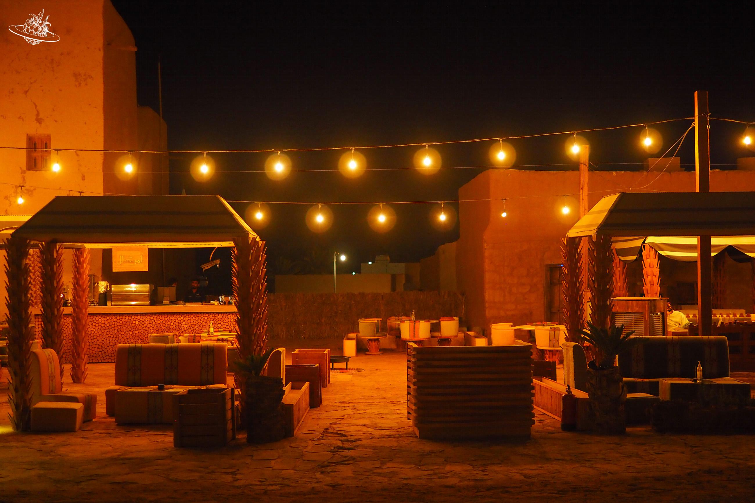 Glühbirnenkette in einem Restaurant in Al Ula