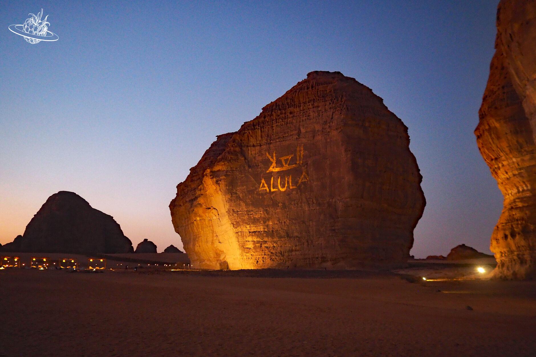 Beschrifteter und Beleuchteter Felsen al Ula