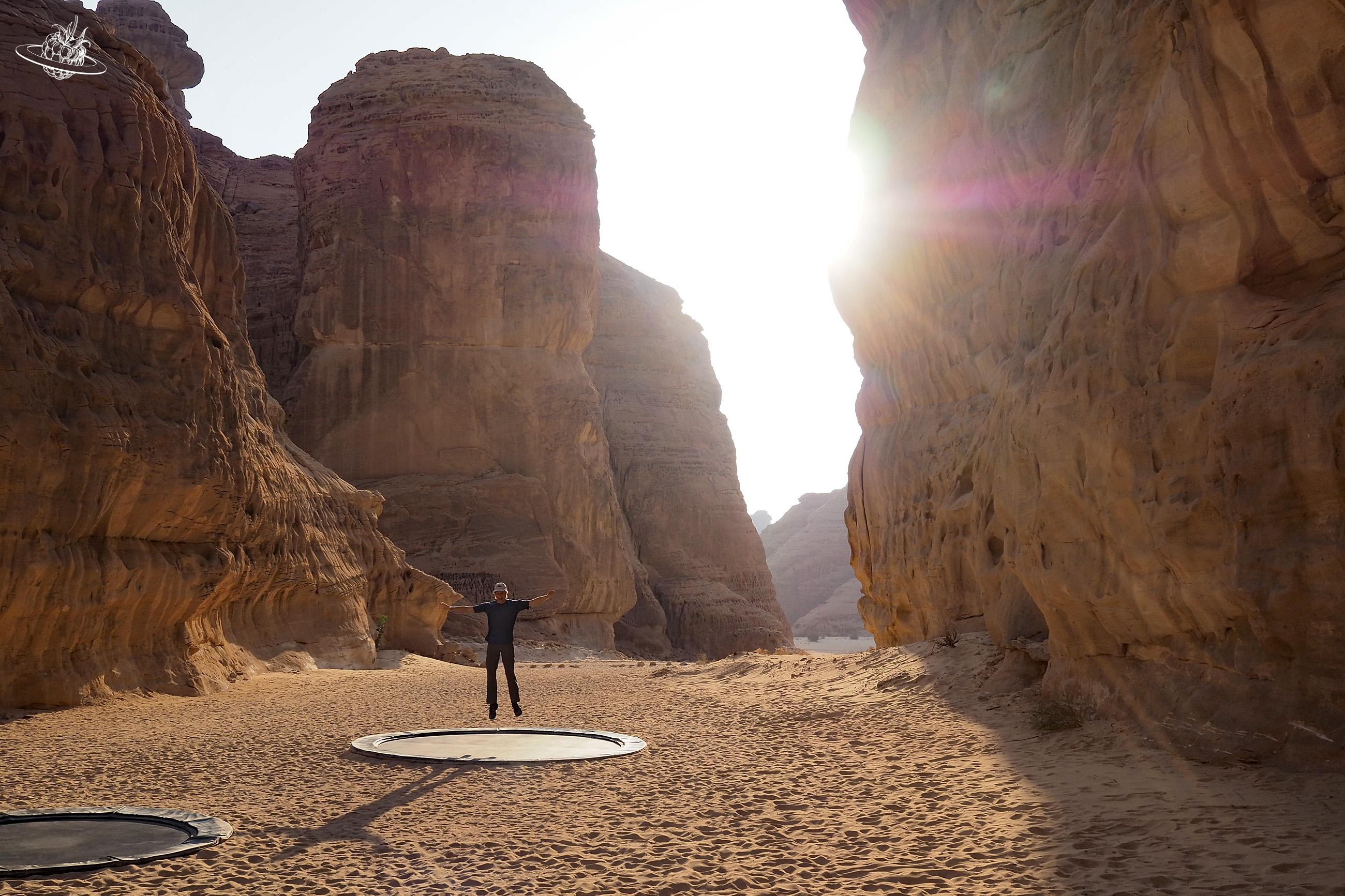 Mann in der Wüste auf Trampolin