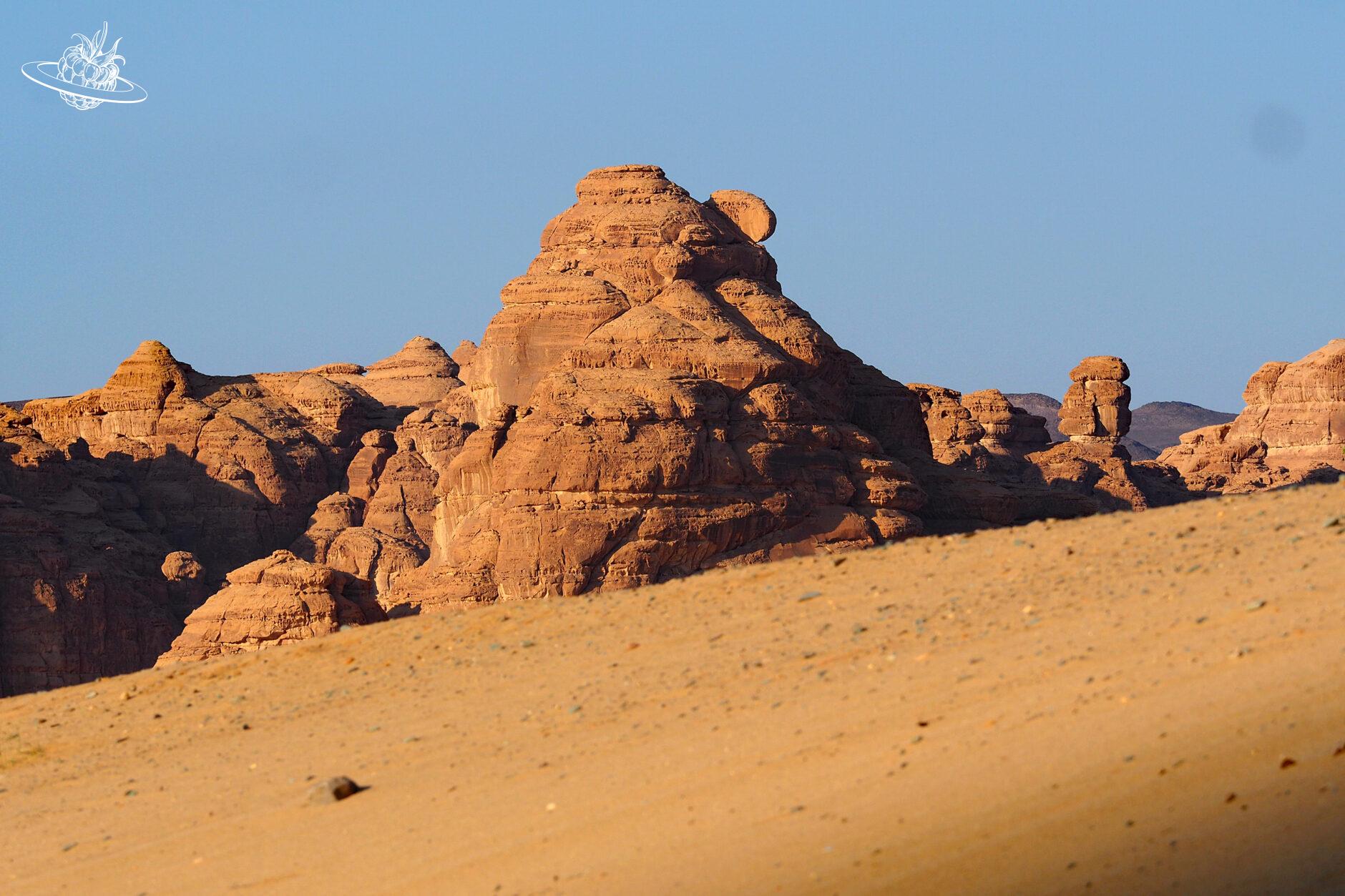 Felsen inmitten der Sandwüste