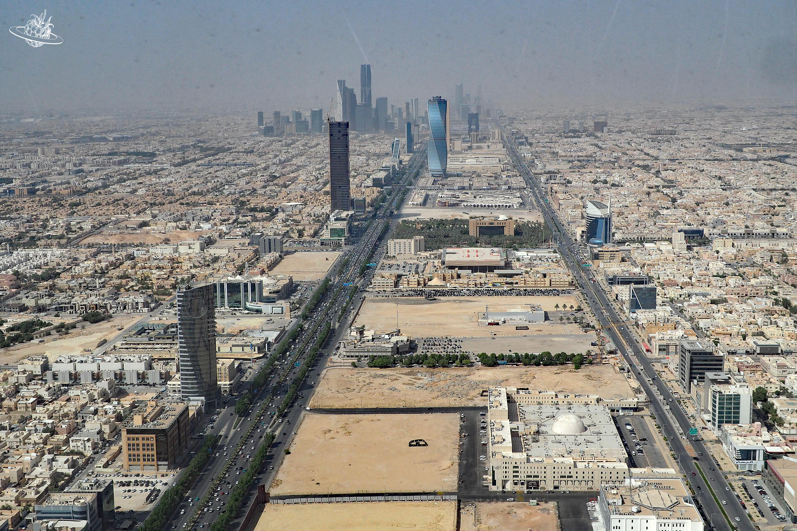 Bauland und Blöcke mit der Skyline von der Stadt in der Ferne