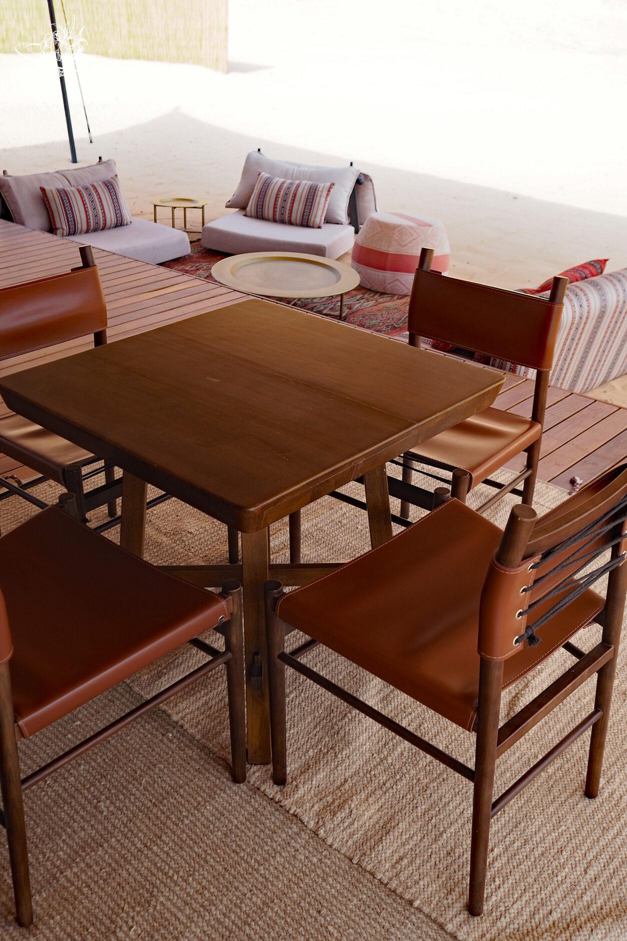 Stühle und bänke und Loungesitze auf dem Teppich