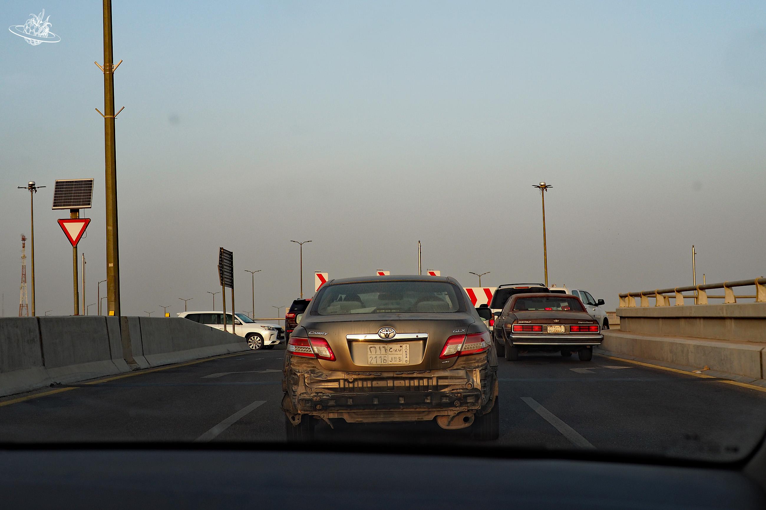 Ein Auto auf der Strasse mit sichtbarm Blechschaden