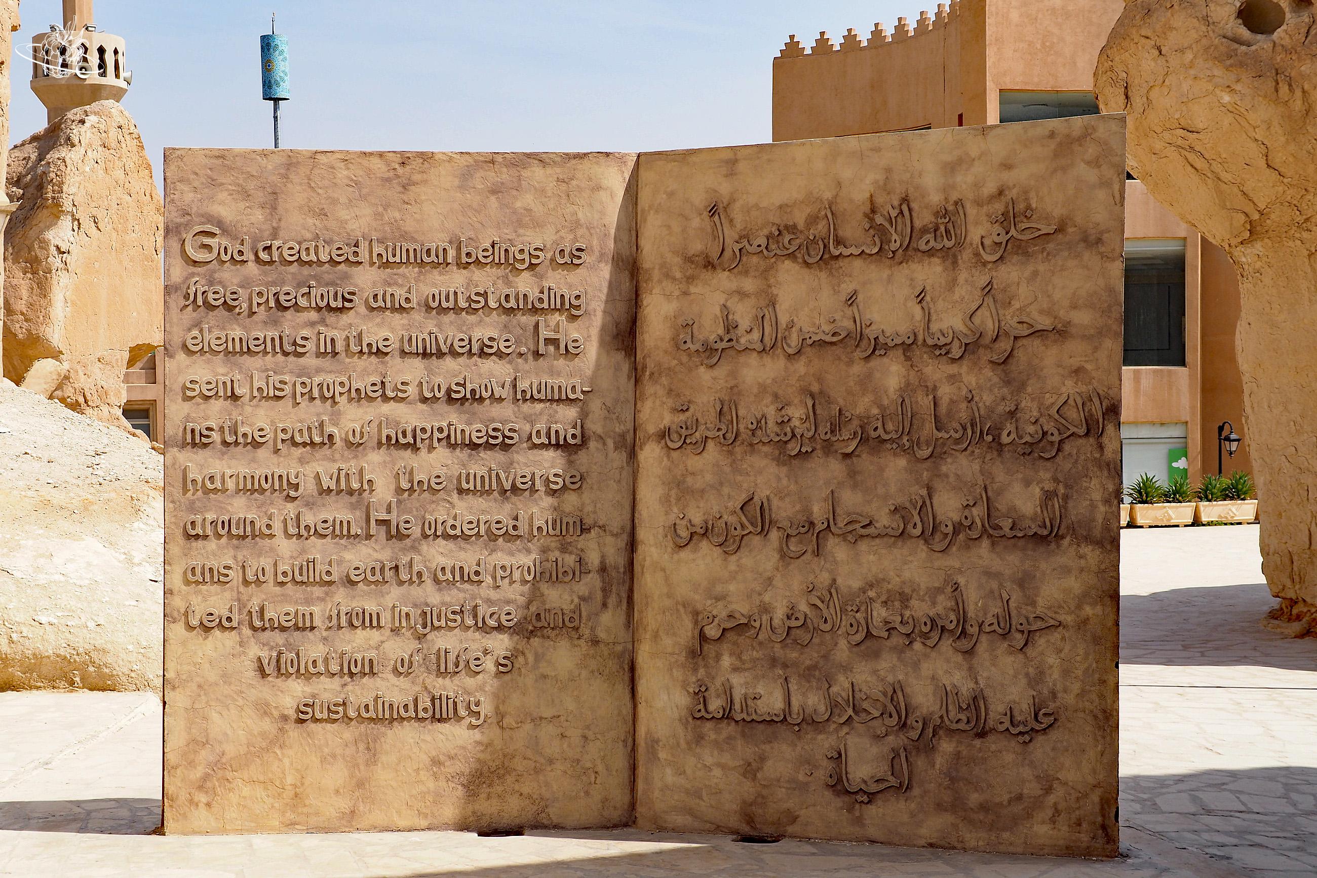 Ein Gestein in Form eines Buches mit Schrift