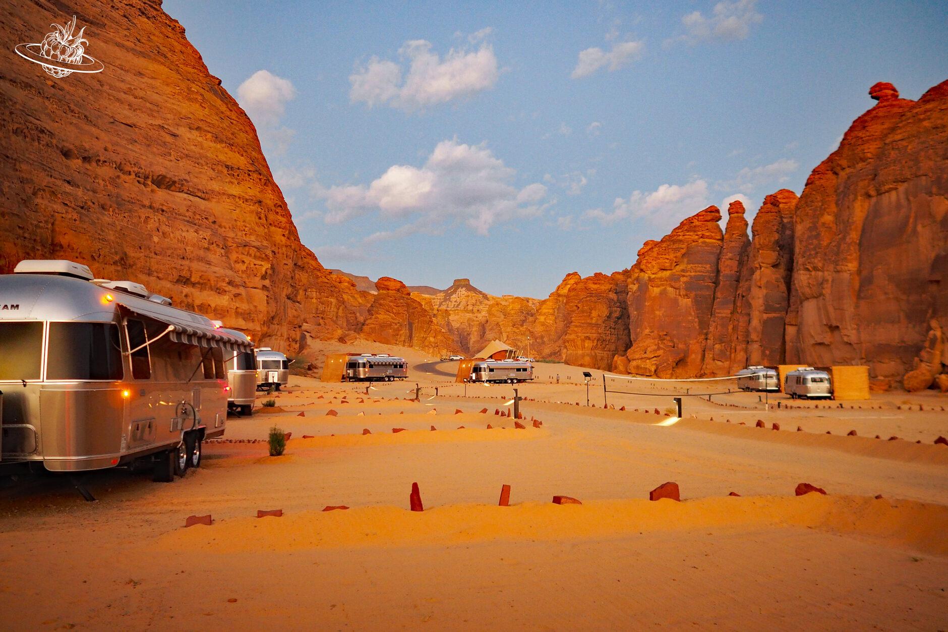 Wohnwagen, welche in der Wüste stehen