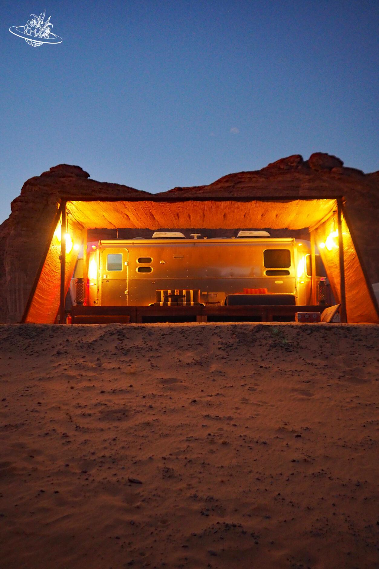 Wohnwagen mit Vordach in der NAcht