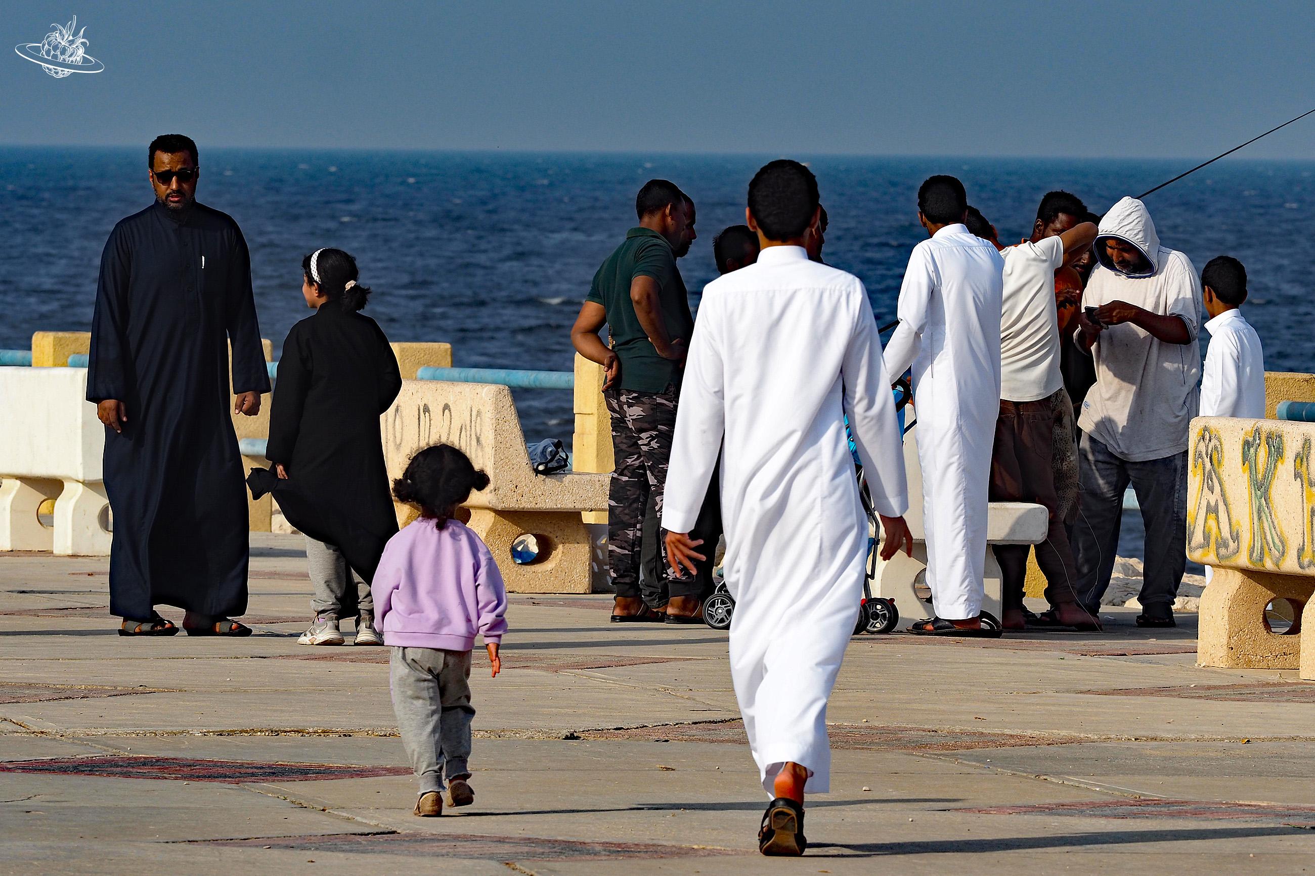 Saudis entlang am Pier