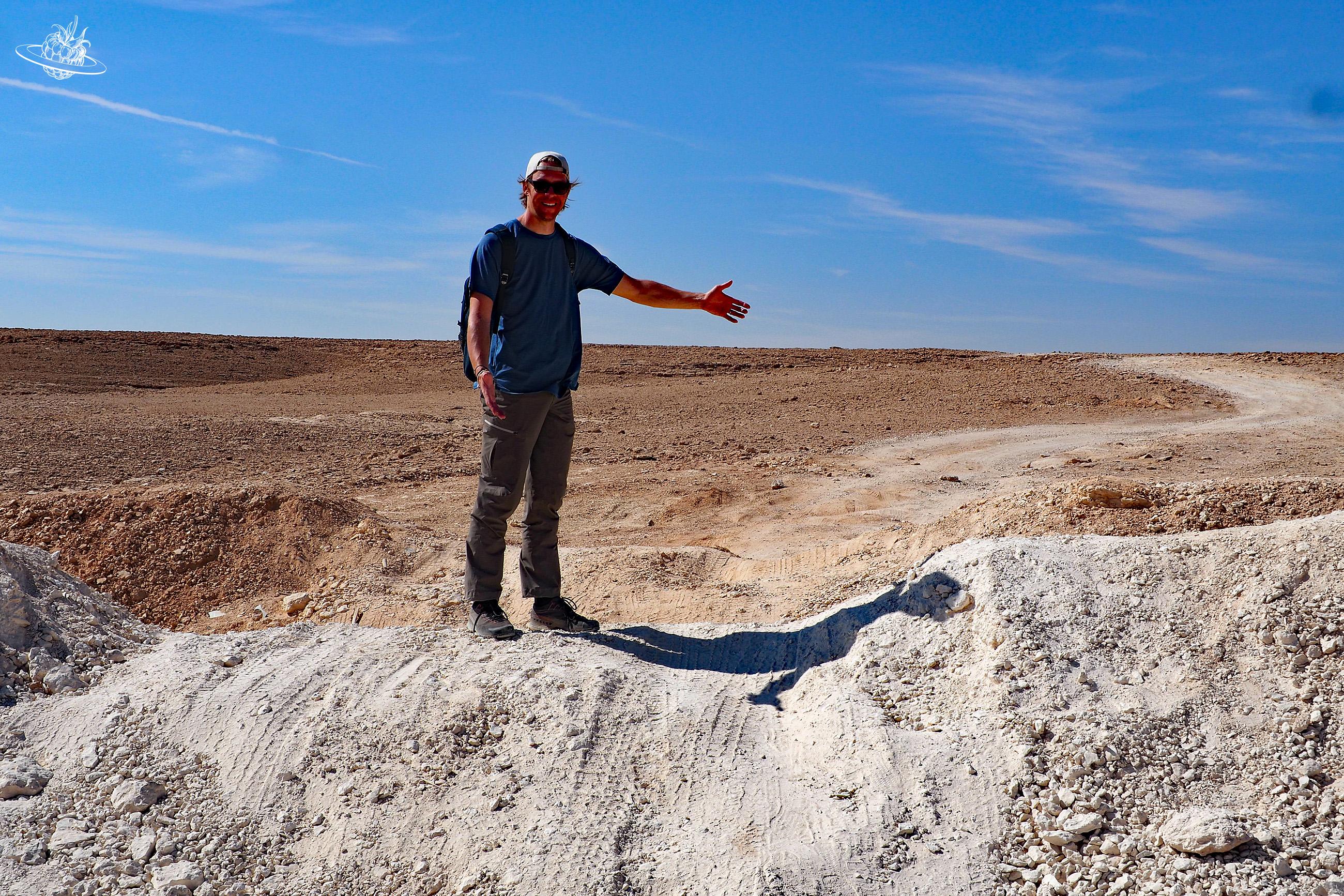 Mann auf einem Sandhaufen