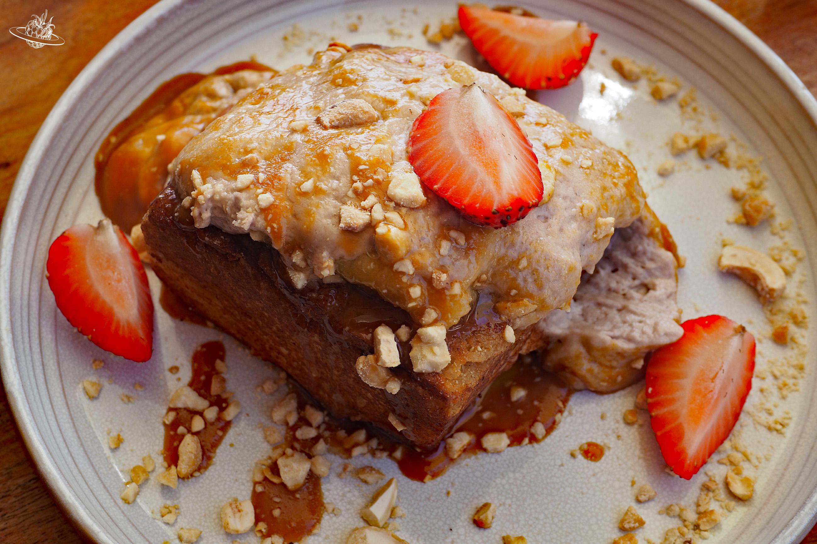 Warmer Toast mit Caramel und Nüssen und Erdbeeren