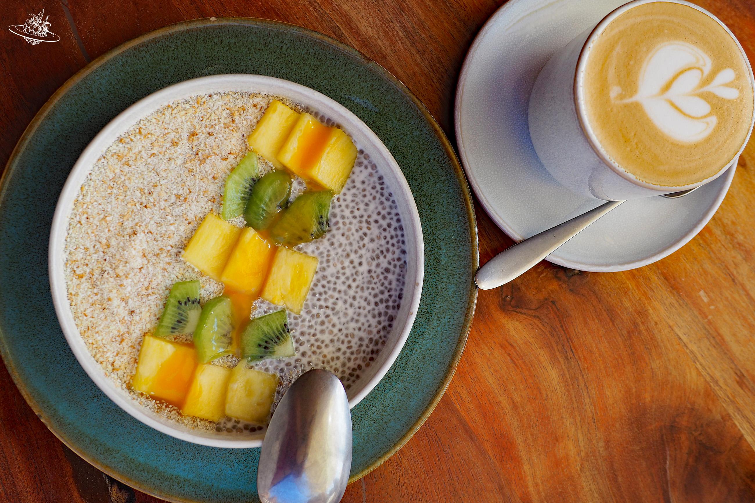 Chaiflocken mit gebackenen Kokosflocken und Früchten
