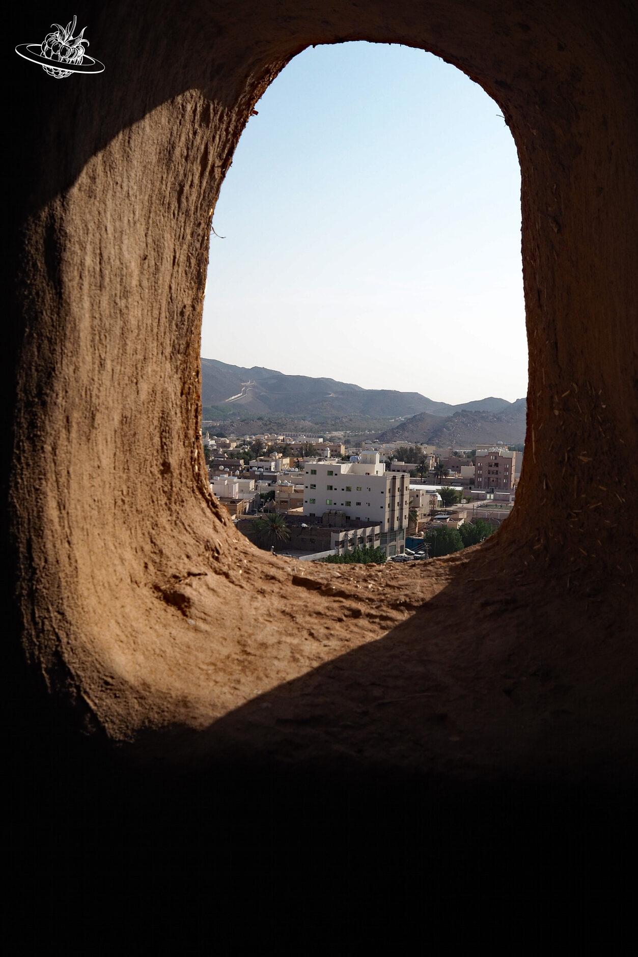 Blick durch das Burgfenster auf die Stadt
