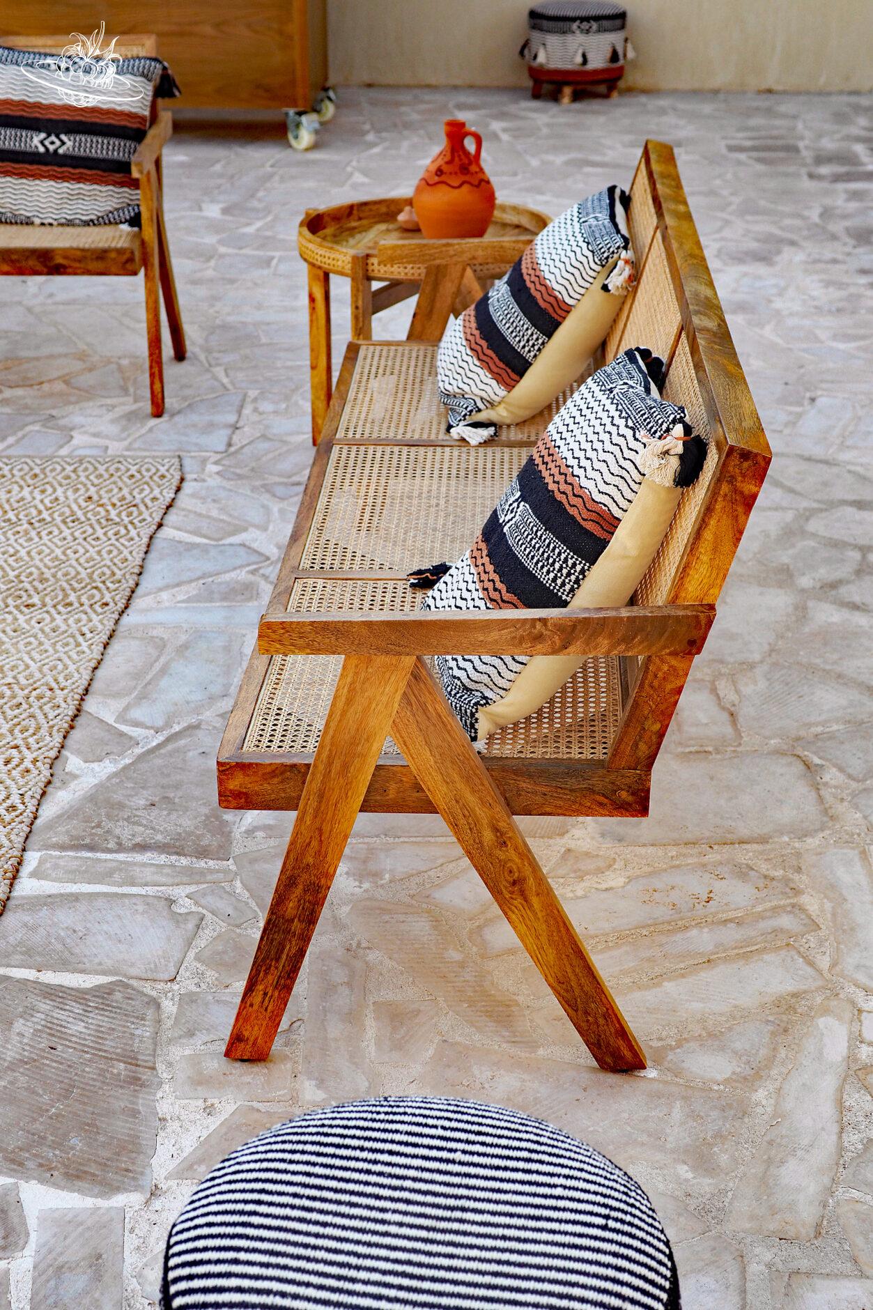 Schöne Bank mit arabischen Kissen